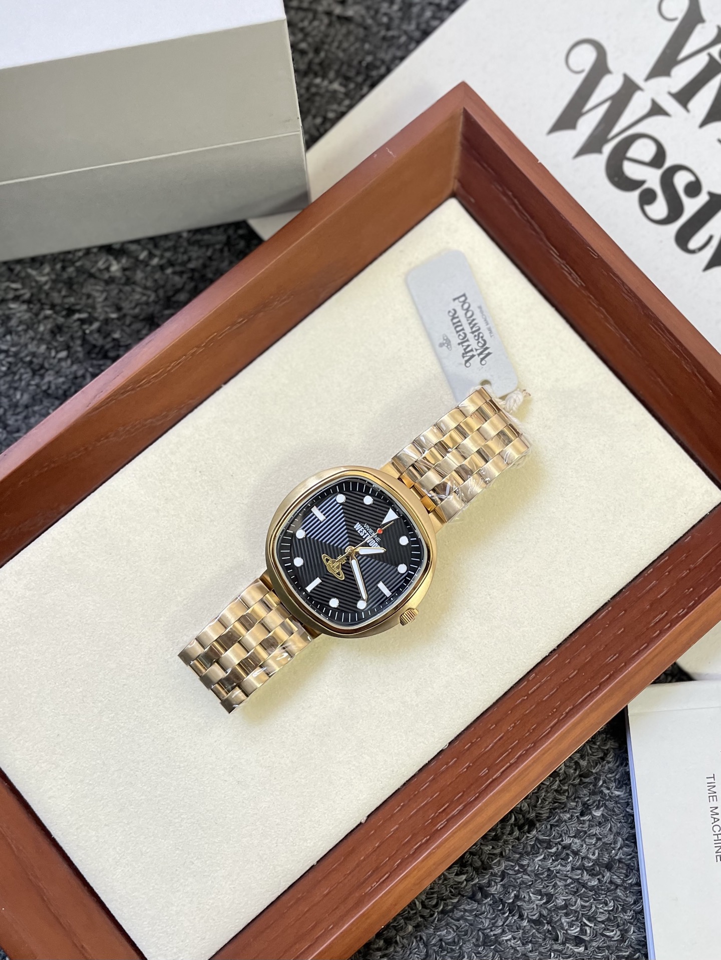 Часы Vivienne Westwood