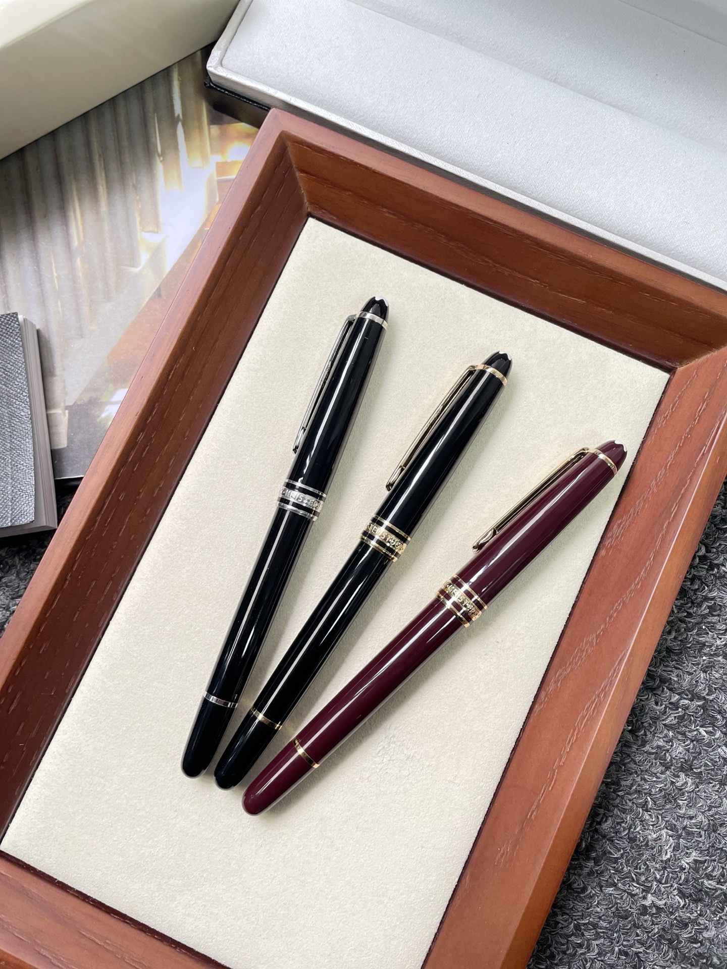 💰179
MONT BLANC 万宝龙大班系列
经典款圆珠笔 签字笔 奢侈品牌中的佼佼者
采用精钢材质 笔身亮漆面工艺 光泽感超好
高级又有质感 上手更是握感舒适防滑
细节精致 刻有品牌LG和万宝龙经典六角白
星 LOGO 适合长时间书写 书写流畅顺滑
兼具收藏价值与实用性 商务场合或礼品
赠送都超有品味 配有品牌包装盒