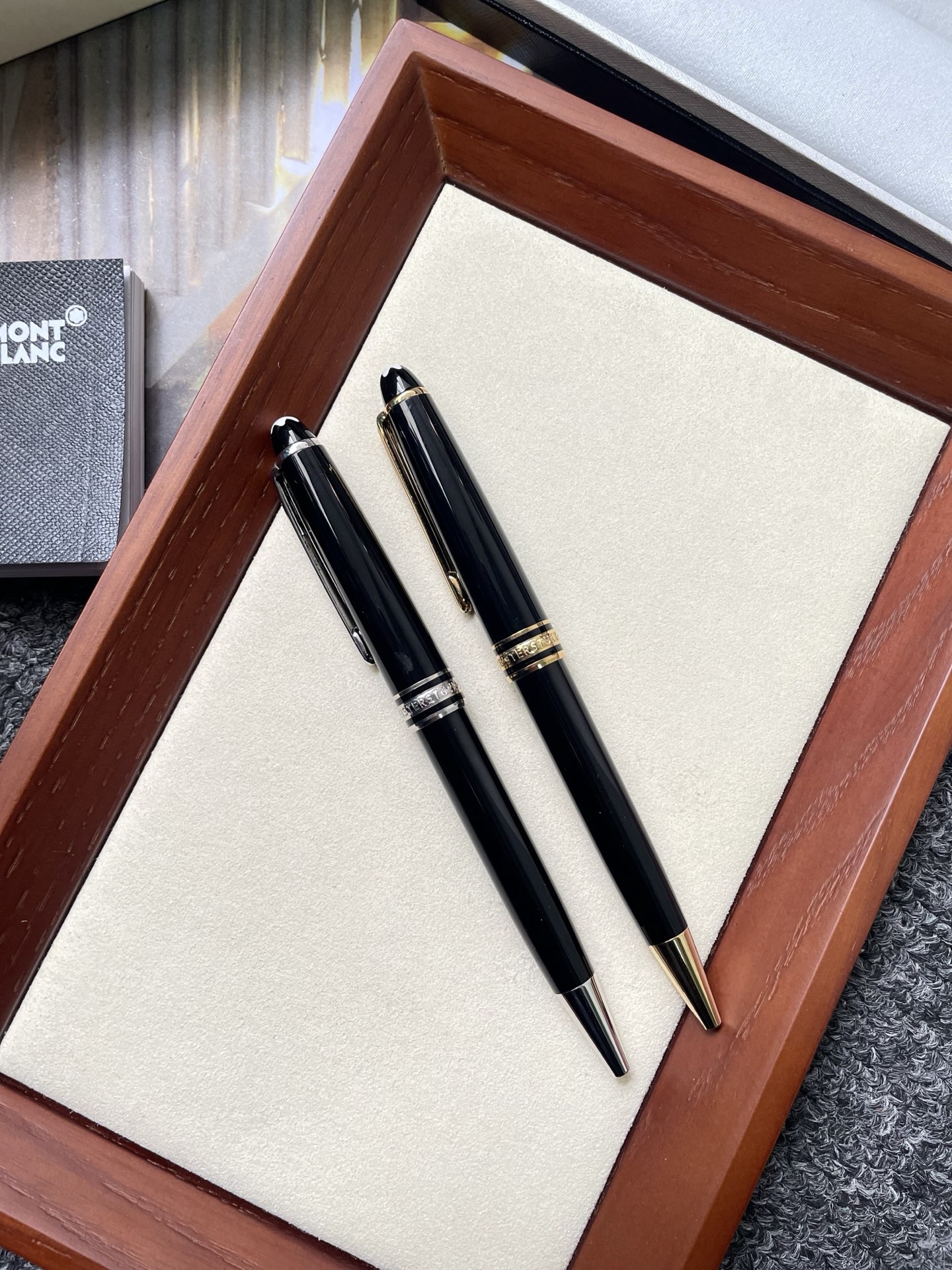 💰179
MONT BLANC 万宝龙大班系列
经典款圆珠笔 签字笔 奢侈品牌中的佼佼者
采用精钢材质 笔身亮漆面工艺 光泽感超好
高级又有质感 上手更是握感舒适防滑
细节精致 刻有品牌LG和万宝龙经典六角白
星 LOGO 适合长时间书写 书写流畅顺滑
兼具收藏价值与实用性 商务场合或礼品
赠送都超有品味 配有品牌包装盒