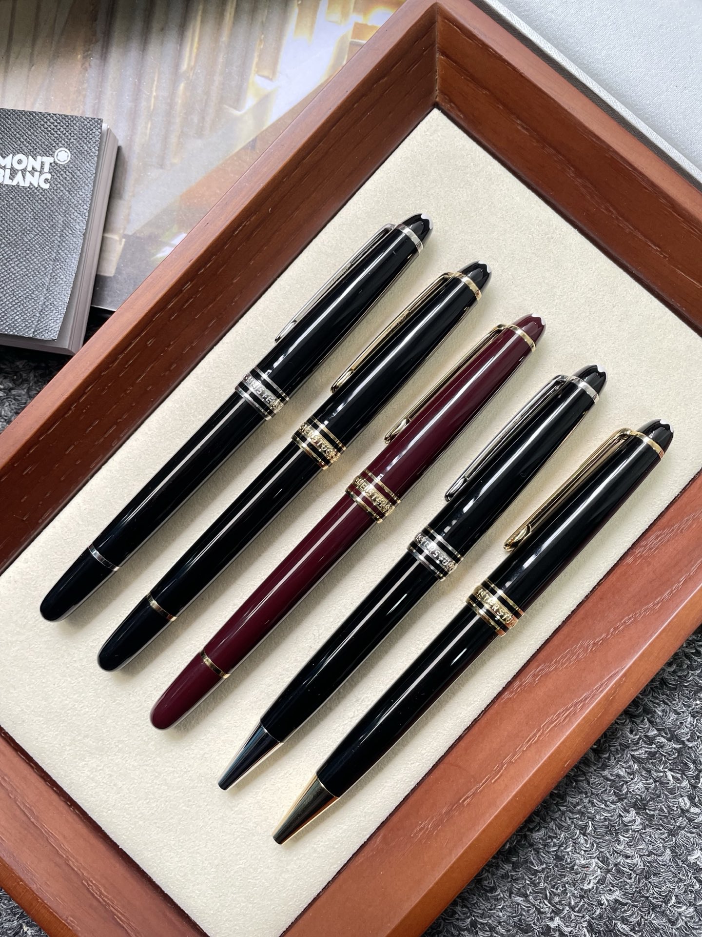 💰179
MONT BLANC 万宝龙大班系列
经典款圆珠笔 签字笔 奢侈品牌中的佼佼者
采用精钢材质 笔身亮漆面工艺 光泽感超好
高级又有质感 上手更是握感舒适防滑
细节精致 刻有品牌LG和万宝龙经典六角白
星 LOGO 适合长时间书写 书写流畅顺滑
兼具收藏价值与实用性 商务场合或礼品
赠送都超有品味 配有品牌包装盒