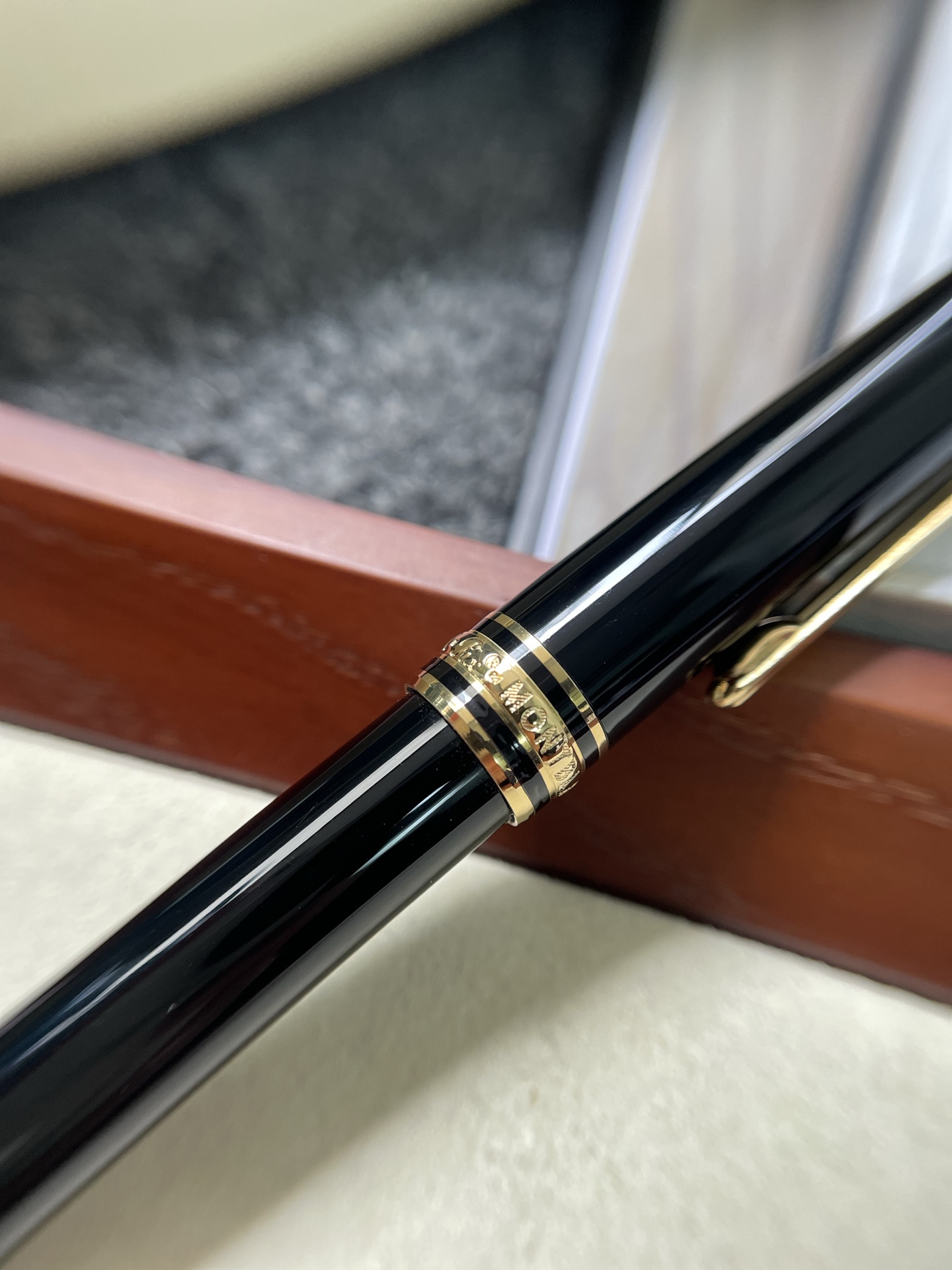 黑金圆珠笔