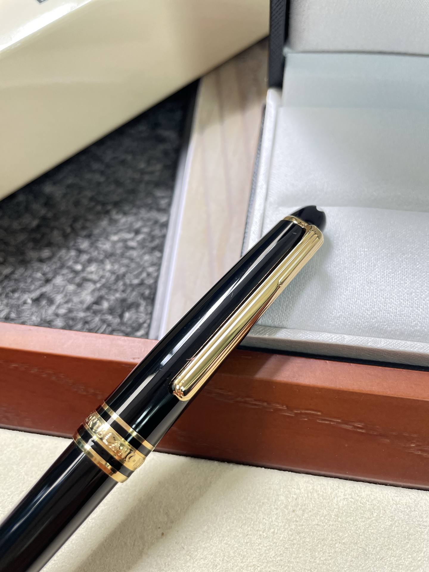 黑金圆珠笔