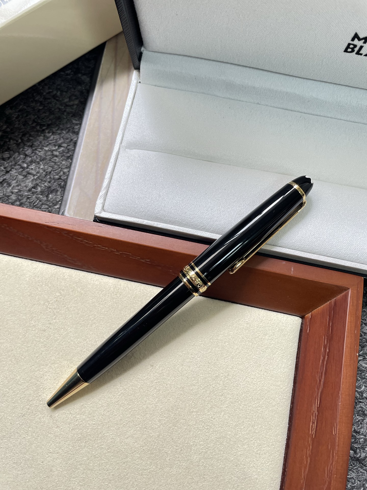 黑金圆珠笔