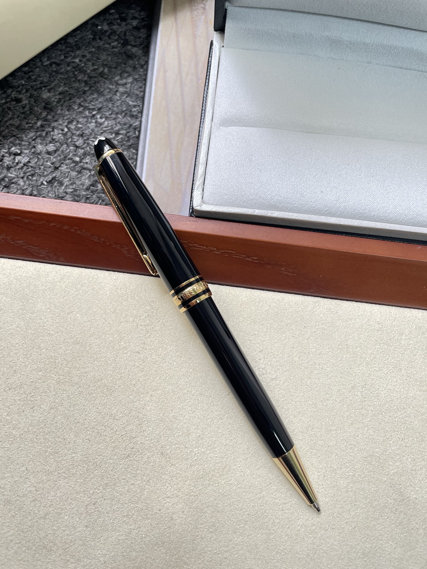 黑金圆珠笔