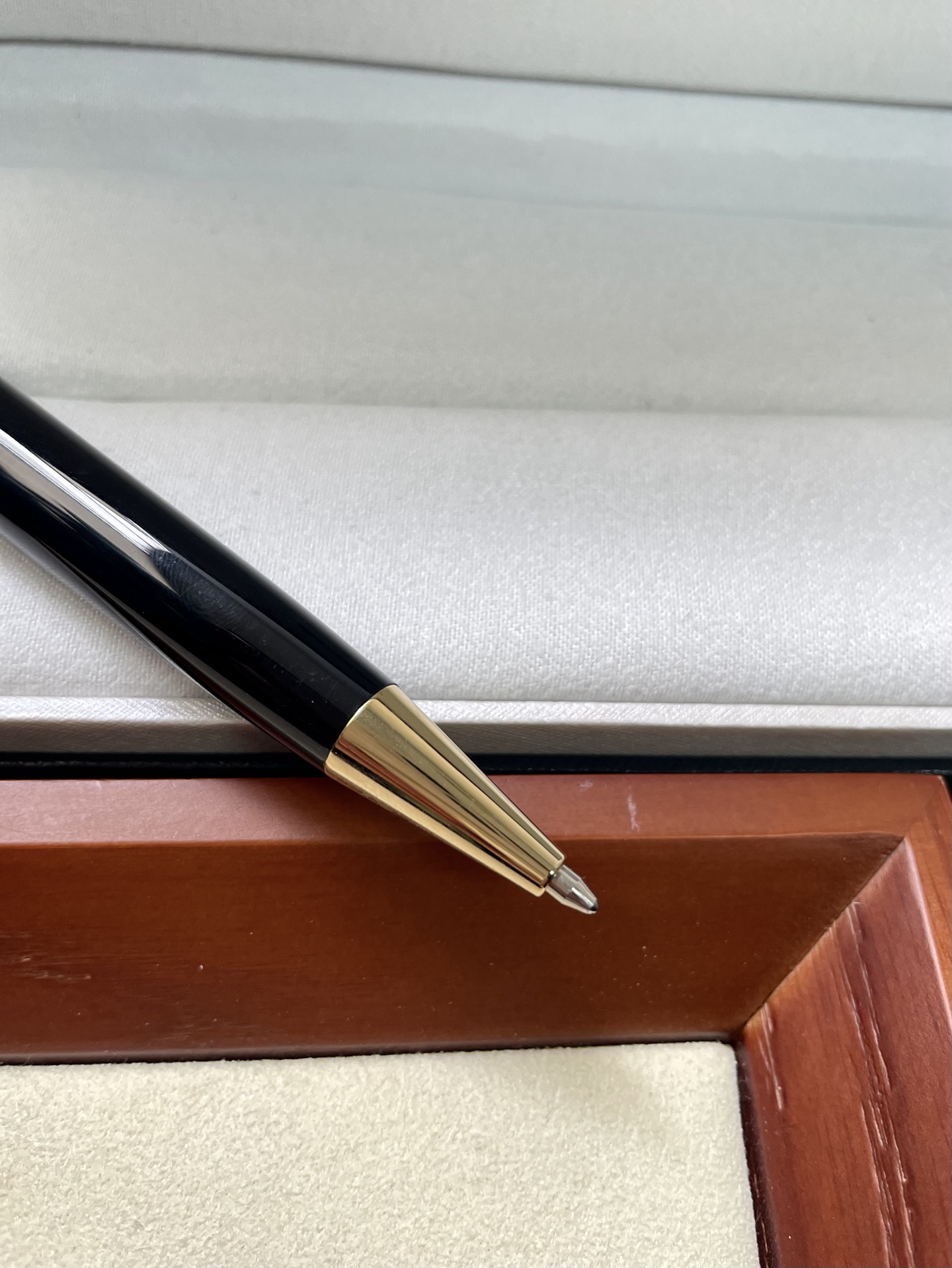 黑金圆珠笔