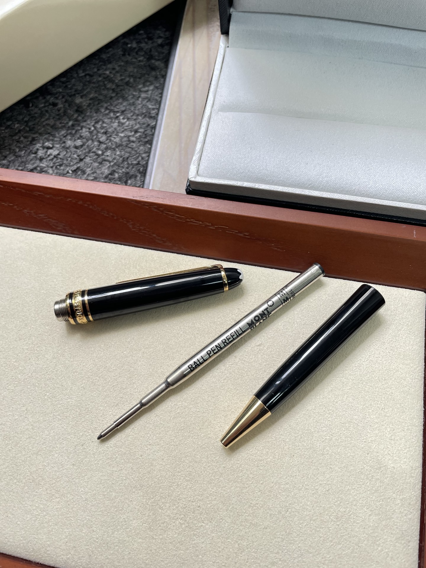 黑金圆珠笔