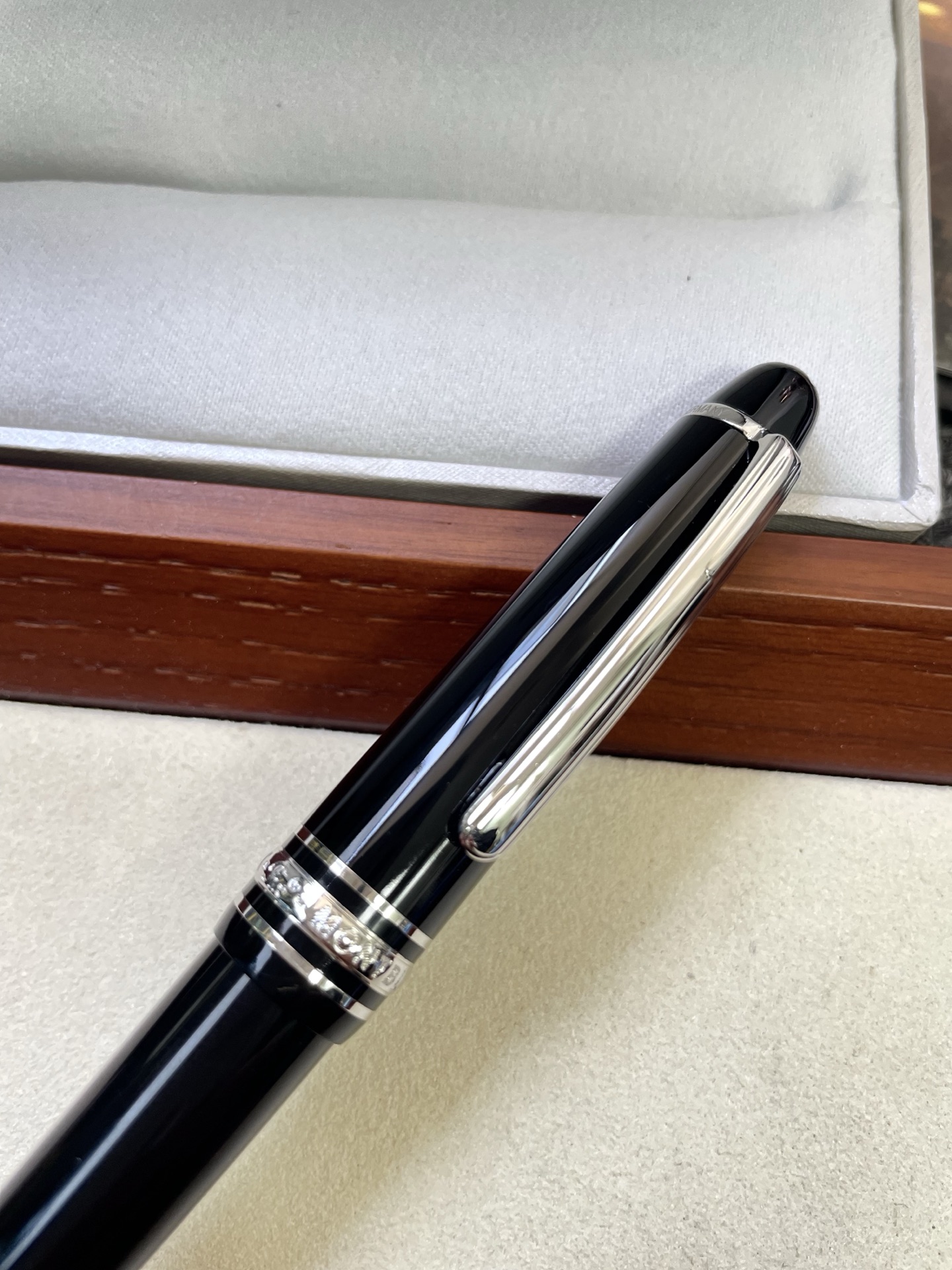 MONT BLANC 万宝龙大班系列 黑色
德国万宝龙高档钢笔 奢侈品牌中的佼佼者
采用精钢材质 笔身亮漆面工艺 光泽感超好
高级又有质感 上手更是握感舒适防滑
细节精致 刻有品牌LG和万宝龙经典六角白
星 LOGO 适合长时间书写 书写流畅顺滑
兼具收藏价值与实用性 商务场合或礼品
赠送都超有品味 配有品牌包装盒