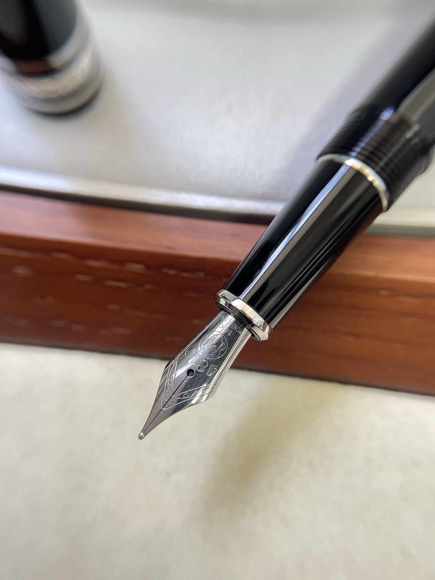 MONT BLANC 万宝龙大班系列 黑色
德国万宝龙高档钢笔 奢侈品牌中的佼佼者
采用精钢材质 笔身亮漆面工艺 光泽感超好
高级又有质感 上手更是握感舒适防滑
细节精致 刻有品牌LG和万宝龙经典六角白
星 LOGO 适合长时间书写 书写流畅顺滑
兼具收藏价值与实用性 商务场合或礼品
赠送都超有品味 配有品牌包装盒