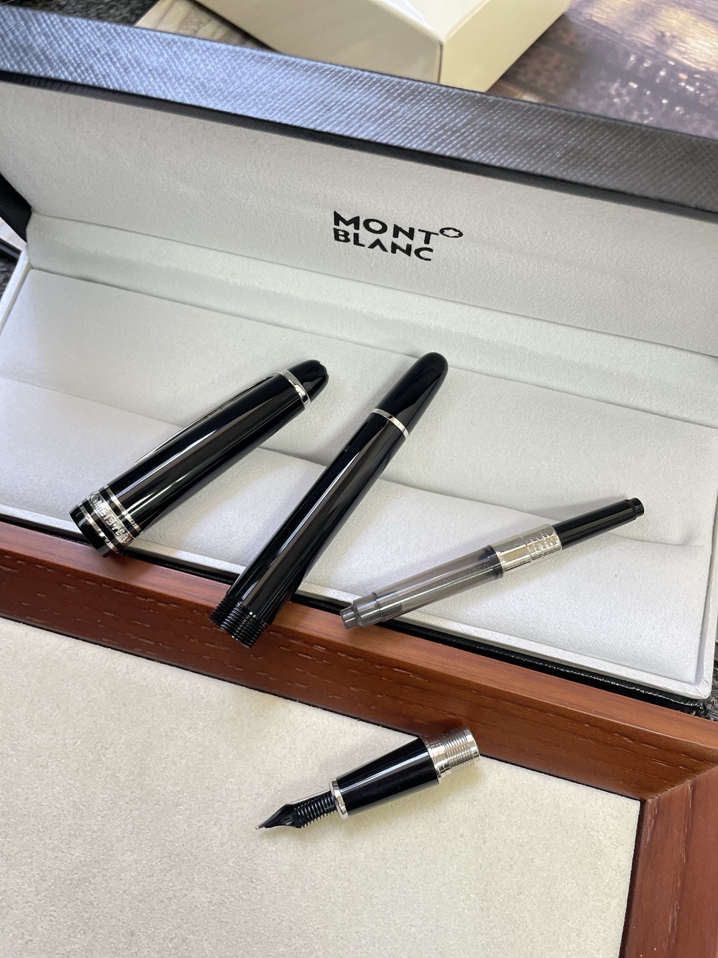 MONT BLANC 万宝龙大班系列 黑色
德国万宝龙高档钢笔 奢侈品牌中的佼佼者
采用精钢材质 笔身亮漆面工艺 光泽感超好
高级又有质感 上手更是握感舒适防滑
细节精致 刻有品牌LG和万宝龙经典六角白
星 LOGO 适合长时间书写 书写流畅顺滑
兼具收藏价值与实用性 商务场合或礼品
赠送都超有品味 配有品牌包装盒