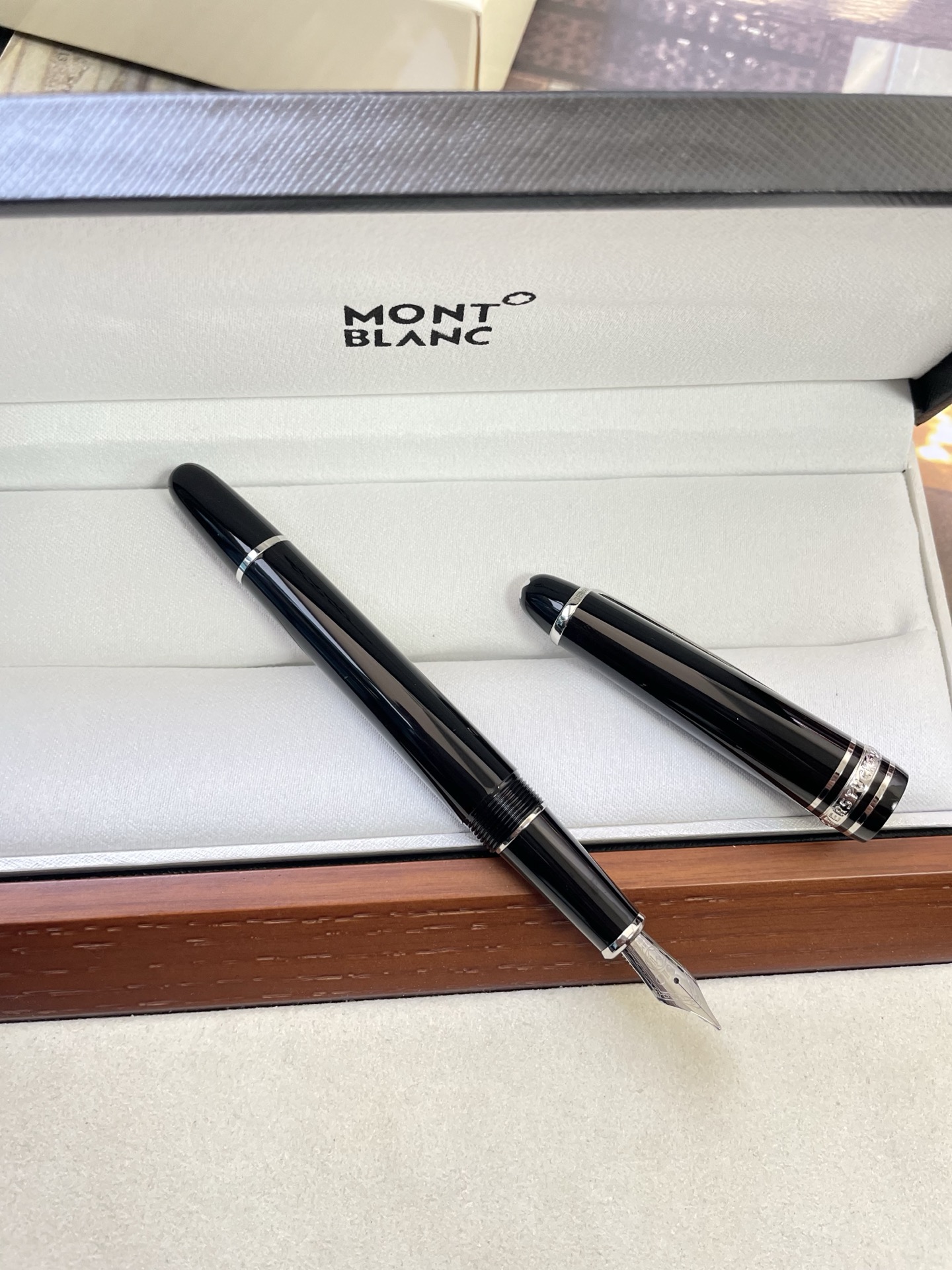 MONT BLANC 万宝龙大班系列 黑色
德国万宝龙高档钢笔 奢侈品牌中的佼佼者
采用精钢材质 笔身亮漆面工艺 光泽感超好
高级又有质感 上手更是握感舒适防滑
细节精致 刻有品牌LG和万宝龙经典六角白
星 LOGO 适合长时间书写 书写流畅顺滑
兼具收藏价值与实用性 商务场合或礼品
赠送都超有品味 配有品牌包装盒