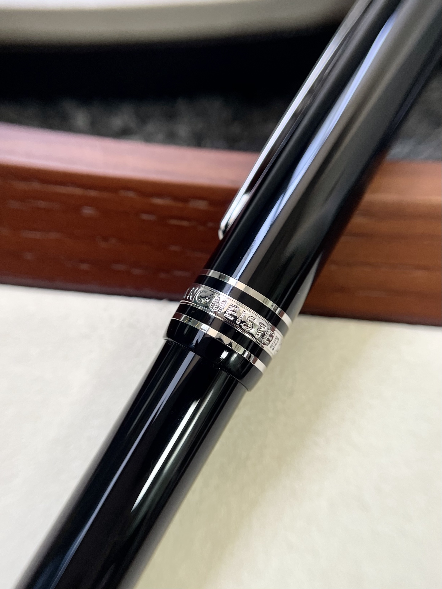 MONT BLANC 万宝龙大班系列 黑色
德国万宝龙高档钢笔 奢侈品牌中的佼佼者
采用精钢材质 笔身亮漆面工艺 光泽感超好
高级又有质感 上手更是握感舒适防滑
细节精致 刻有品牌LG和万宝龙经典六角白
星 LOGO 适合长时间书写 书写流畅顺滑
兼具收藏价值与实用性 商务场合或礼品
赠送都超有品味 配有品牌包装盒