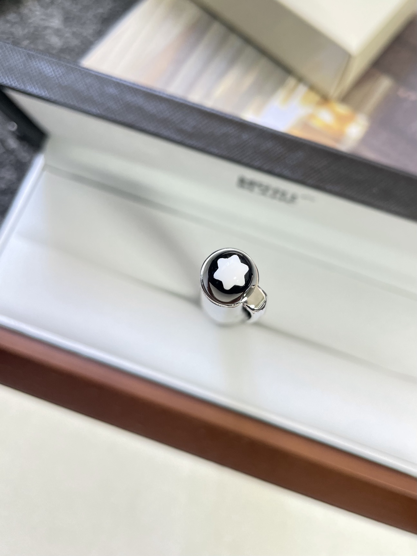 MONT BLANC 万宝龙大班系列 黑色
德国万宝龙高档钢笔 奢侈品牌中的佼佼者
采用精钢材质 笔身亮漆面工艺 光泽感超好
高级又有质感 上手更是握感舒适防滑
细节精致 刻有品牌LG和万宝龙经典六角白
星 LOGO 适合长时间书写 书写流畅顺滑
兼具收藏价值与实用性 商务场合或礼品
赠送都超有品味 配有品牌包装盒