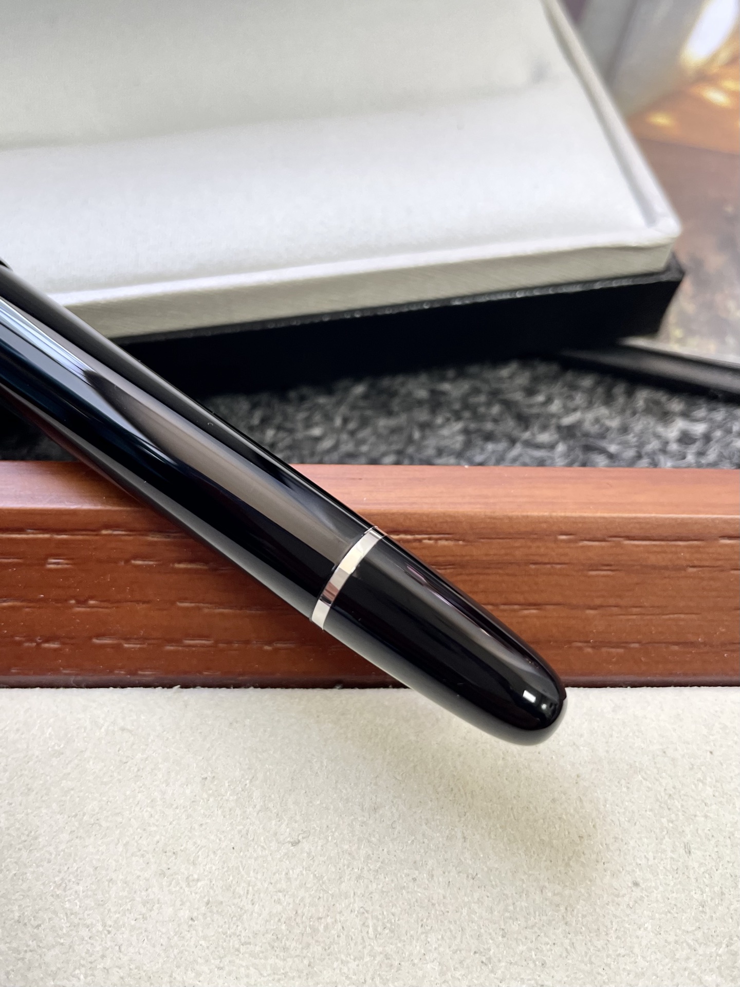 MONT BLANC 万宝龙大班系列 黑色
德国万宝龙高档钢笔 奢侈品牌中的佼佼者
采用精钢材质 笔身亮漆面工艺 光泽感超好
高级又有质感 上手更是握感舒适防滑
细节精致 刻有品牌LG和万宝龙经典六角白
星 LOGO 适合长时间书写 书写流畅顺滑
兼具收藏价值与实用性 商务场合或礼品
赠送都超有品味 配有品牌包装盒