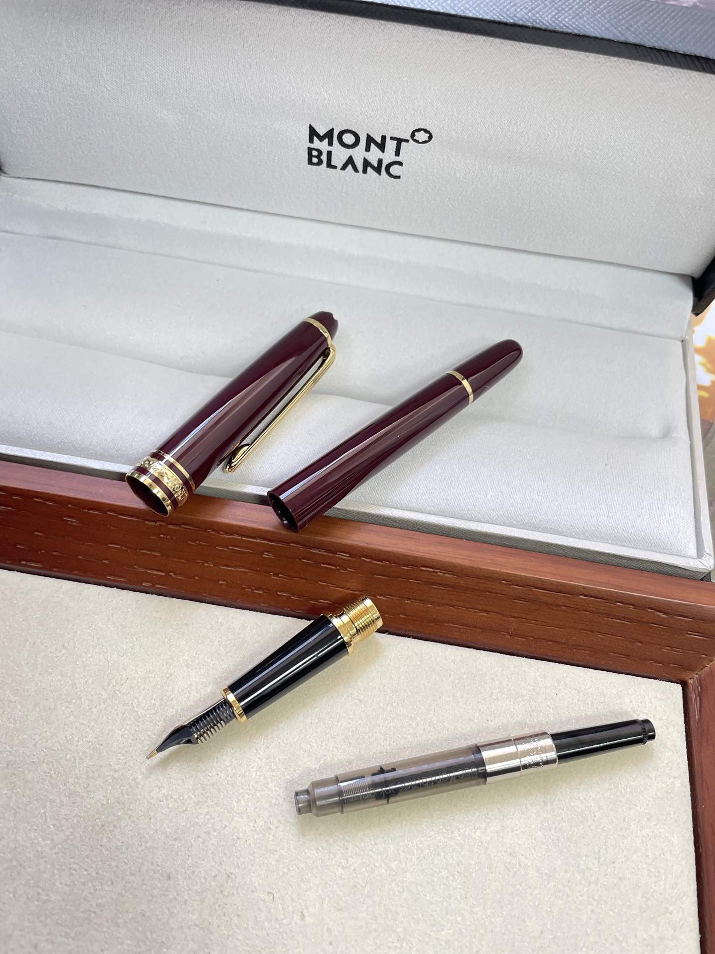 MONT BLANC 万宝龙大班系列 红色
德国万宝龙高档钢笔 奢侈品牌中的佼佼者
采用精钢材质 笔身亮漆面工艺 光泽感超好
高级又有质感 上手更是握感舒适防滑
细节精致 刻有品牌LG和万宝龙经典六角白
星 LOGO 适合长时间书写 书写流畅顺滑
兼具收藏价值与实用性 商务场合或礼品
赠送都超有品味 配有品牌包装盒