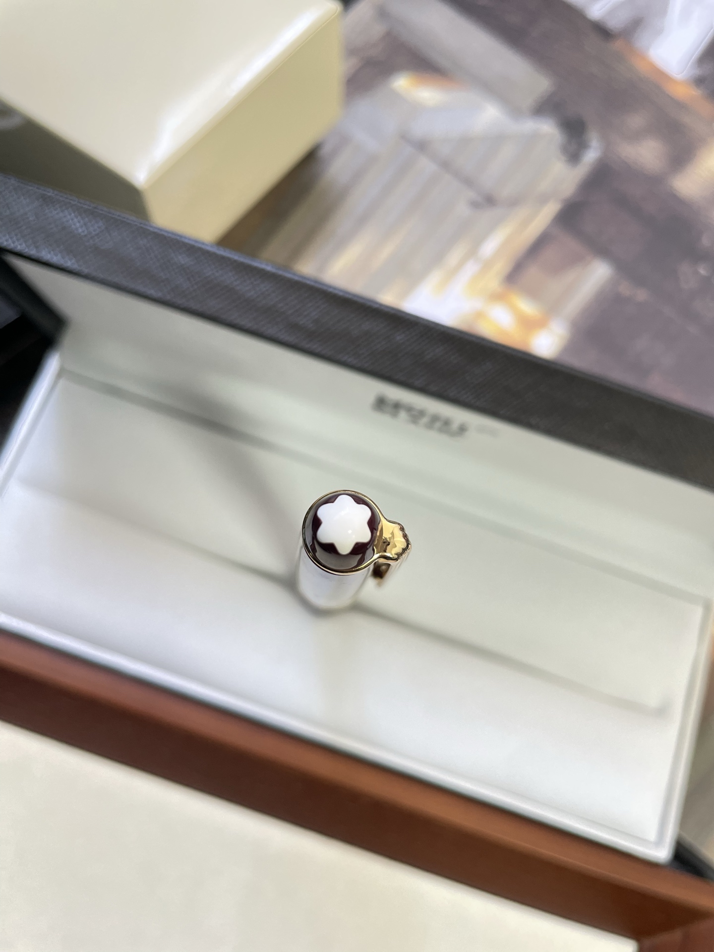 MONT BLANC 万宝龙大班系列 红色
德国万宝龙高档钢笔 奢侈品牌中的佼佼者
采用精钢材质 笔身亮漆面工艺 光泽感超好
高级又有质感 上手更是握感舒适防滑
细节精致 刻有品牌LG和万宝龙经典六角白
星 LOGO 适合长时间书写 书写流畅顺滑
兼具收藏价值与实用性 商务场合或礼品
赠送都超有品味 配有品牌包装盒