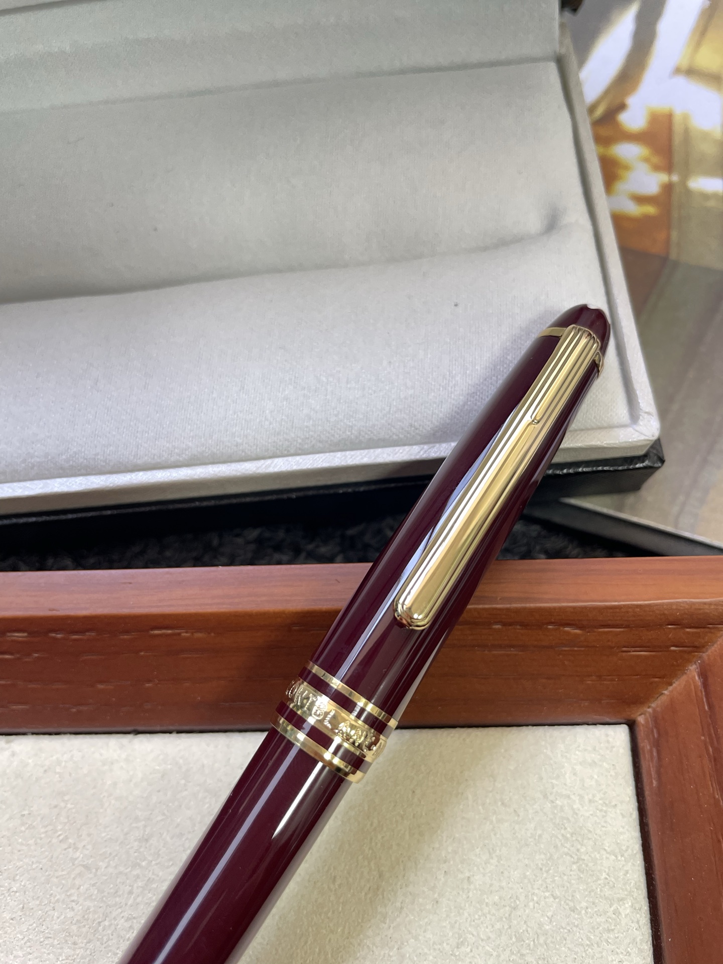 MONT BLANC 万宝龙大班系列 红色
德国万宝龙高档钢笔 奢侈品牌中的佼佼者
采用精钢材质 笔身亮漆面工艺 光泽感超好
高级又有质感 上手更是握感舒适防滑
细节精致 刻有品牌LG和万宝龙经典六角白
星 LOGO 适合长时间书写 书写流畅顺滑
兼具收藏价值与实用性 商务场合或礼品
赠送都超有品味 配有品牌包装盒