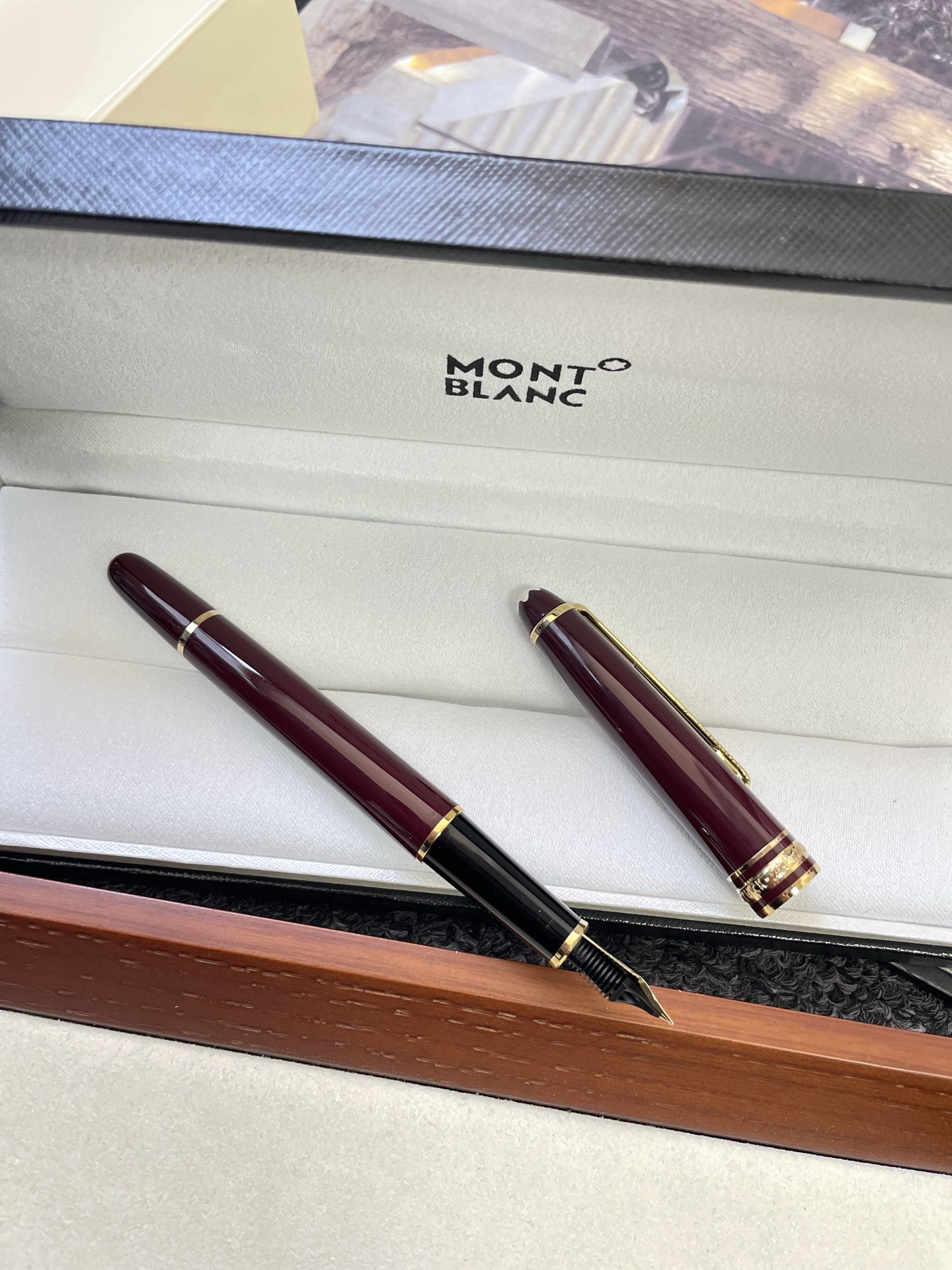 MONT BLANC 万宝龙大班系列 红色
德国万宝龙高档钢笔 奢侈品牌中的佼佼者
采用精钢材质 笔身亮漆面工艺 光泽感超好
高级又有质感 上手更是握感舒适防滑
细节精致 刻有品牌LG和万宝龙经典六角白
星 LOGO 适合长时间书写 书写流畅顺滑
兼具收藏价值与实用性 商务场合或礼品
赠送都超有品味 配有品牌包装盒