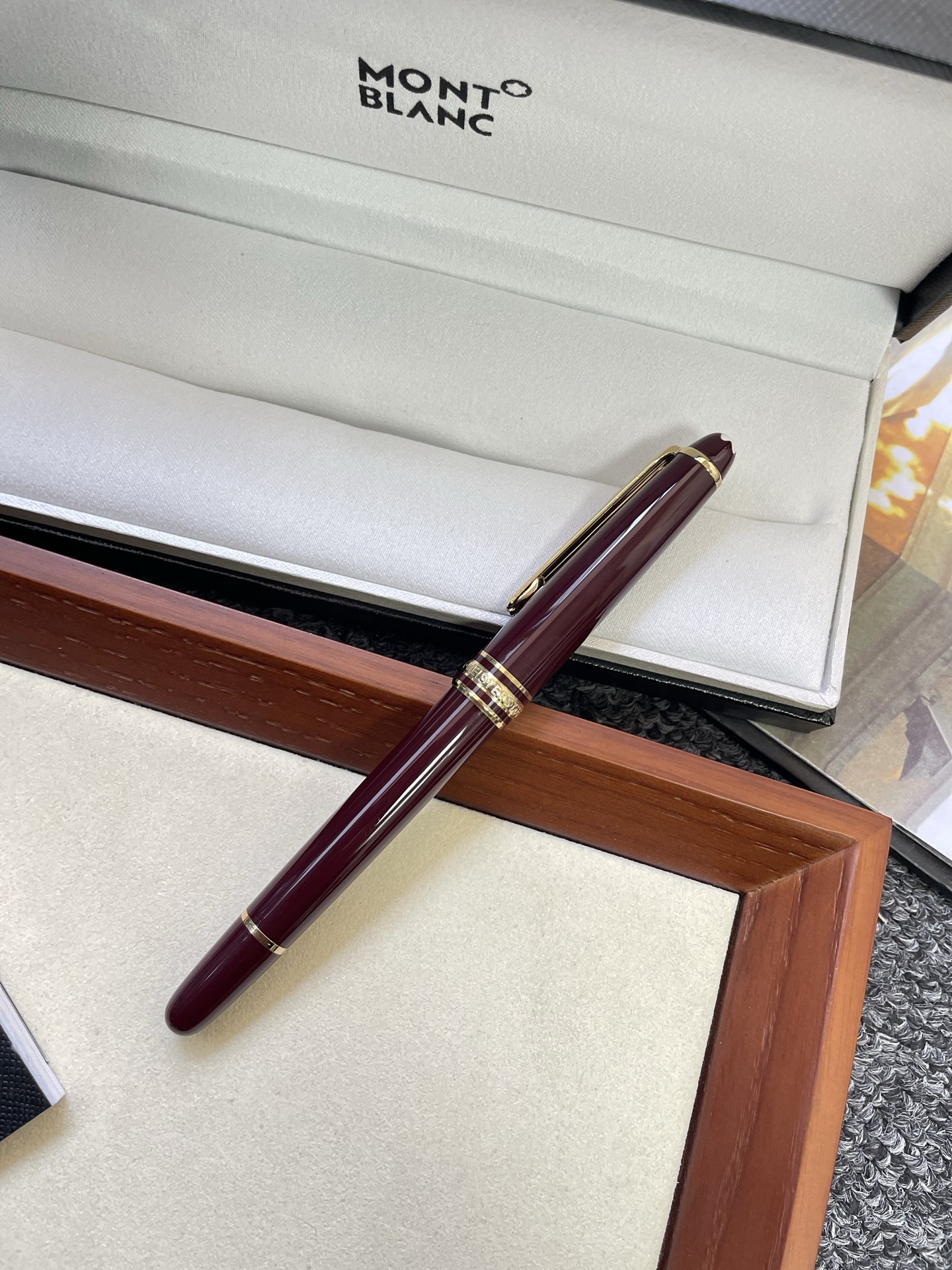 MONT BLANC 万宝龙大班系列 红色
德国万宝龙高档钢笔 奢侈品牌中的佼佼者
采用精钢材质 笔身亮漆面工艺 光泽感超好
高级又有质感 上手更是握感舒适防滑
细节精致 刻有品牌LG和万宝龙经典六角白
星 LOGO 适合长时间书写 书写流畅顺滑
兼具收藏价值与实用性 商务场合或礼品
赠送都超有品味 配有品牌包装盒