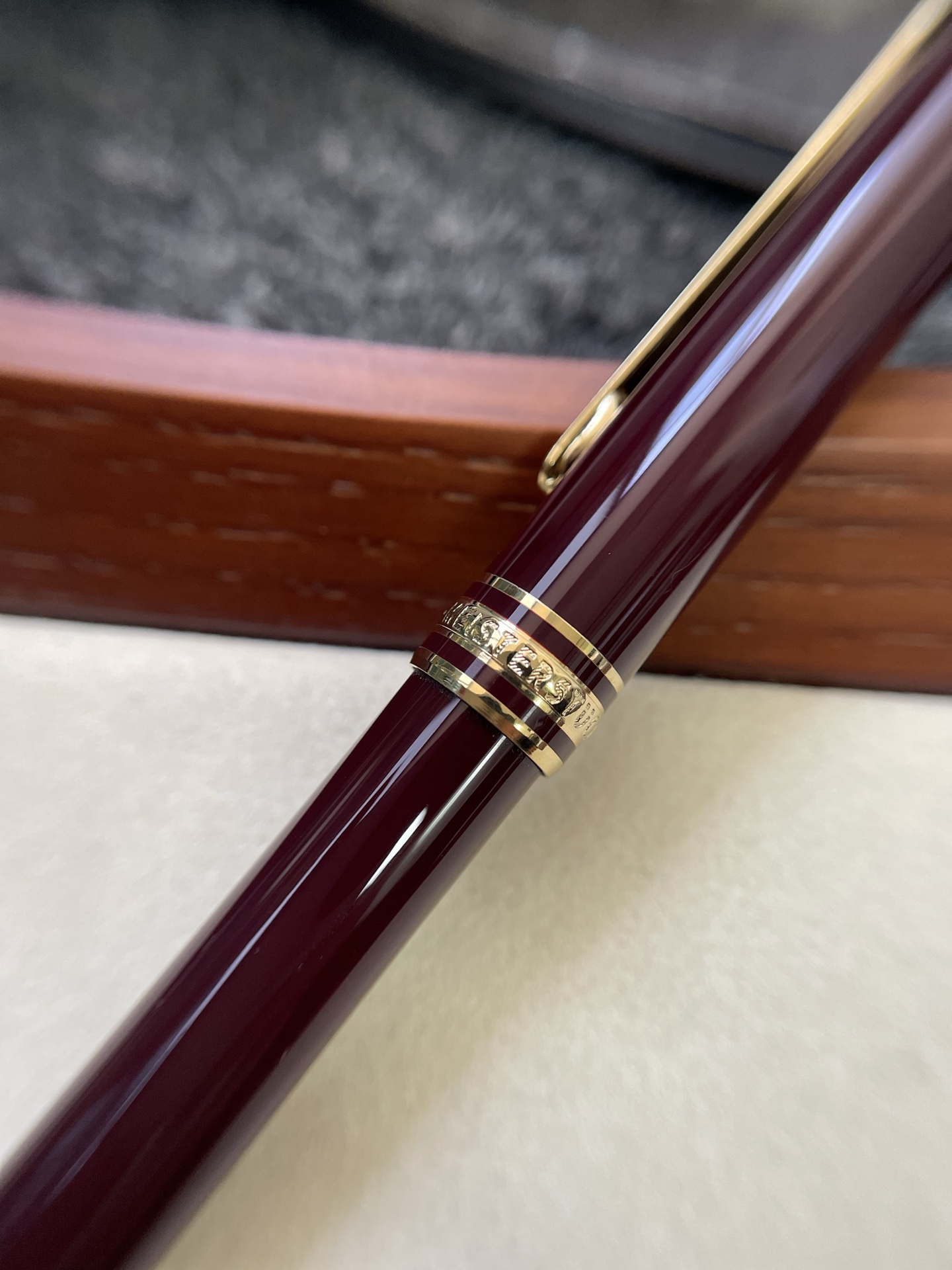 MONT BLANC 万宝龙大班系列 红色
德国万宝龙高档钢笔 奢侈品牌中的佼佼者
采用精钢材质 笔身亮漆面工艺 光泽感超好
高级又有质感 上手更是握感舒适防滑
细节精致 刻有品牌LG和万宝龙经典六角白
星 LOGO 适合长时间书写 书写流畅顺滑
兼具收藏价值与实用性 商务场合或礼品
赠送都超有品味 配有品牌包装盒