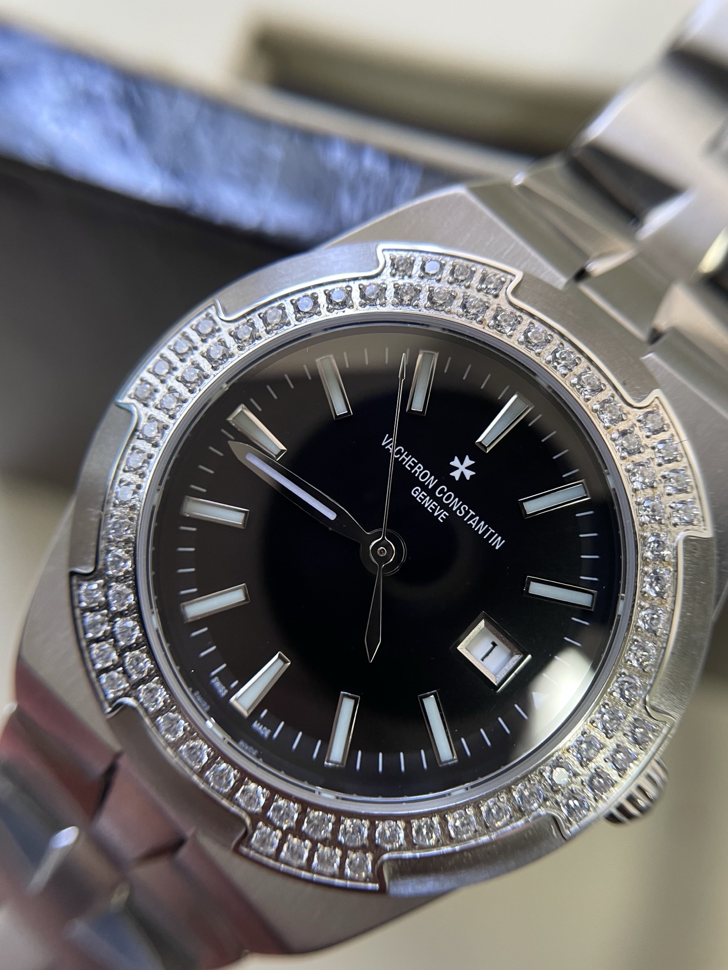 NO:662923,Vacheron Constantin stainless steel case + black dial, bezel inlaid with real diamonds, super sparkling!  The hour and minute hands have a white luminous coating. You can also read the time in a darker environment. The stainless steel case is Swiss polished and has smooth lines and delicate texture. It feels more comfortable in the hand. Vacheron19860909江诗丹顿精钢表壳+黑色表盘 表圈镶嵌真钻 超闪耀！ 时针 分针带有白色夜光涂层 在较暗的环境 下也可以阅读时间 精钢表壳瑞士打磨工艺 处理 线条流畅质感细腻 手感较为舒适,,vacheron,Watch