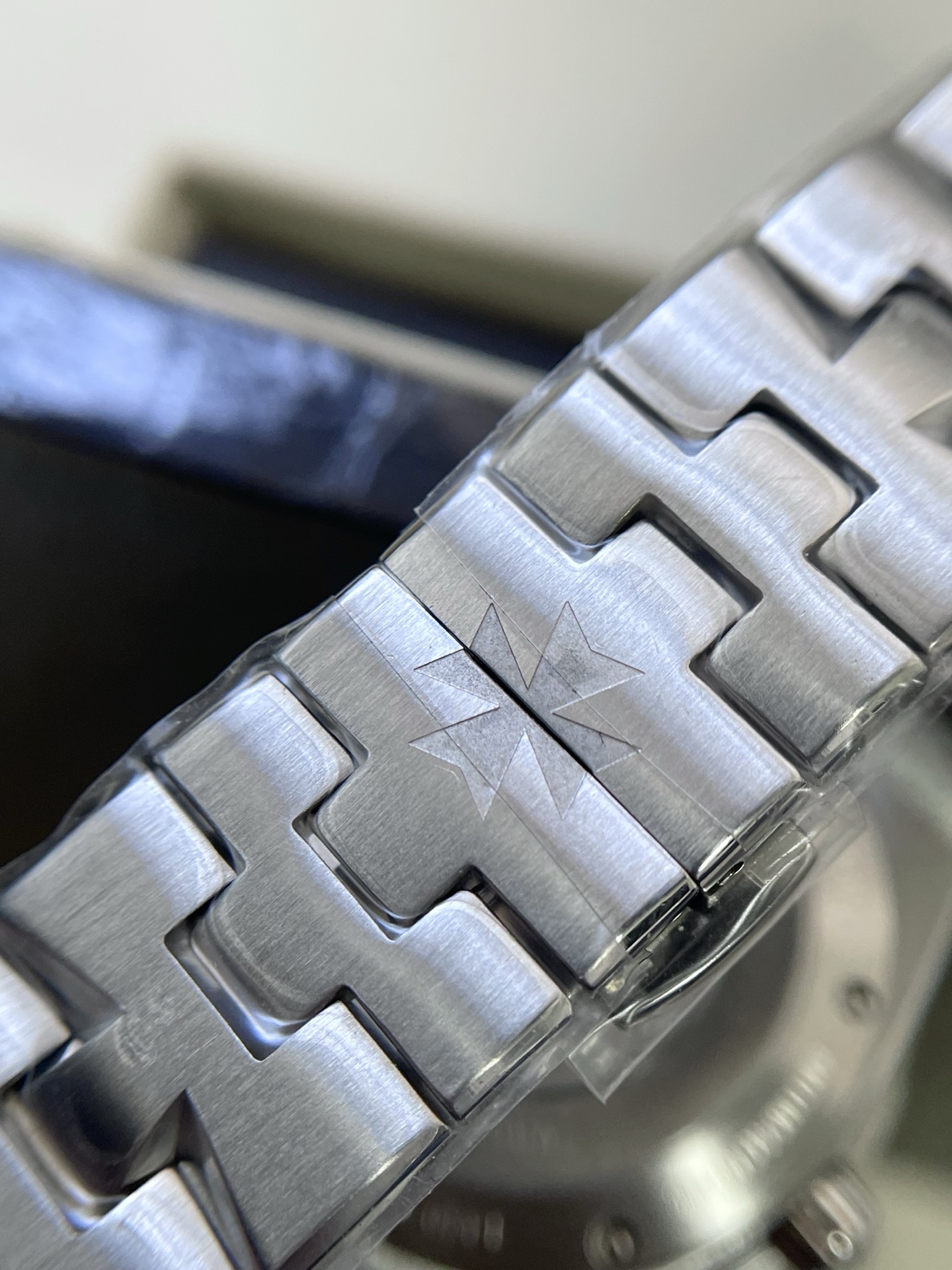 NO:662927,The Vacheron Constantin watch strap is made of 316 stainless steel and can be switched at any time. It can be completed by hand without any auxiliary tools, adding a variety of wearing styles!  ,,vacheron19860909江诗丹顿 表带316精钢材质 可以随时切换 不需要任 何辅助工具徒手操作即可完成 增添多种佩戴 风格！,,vacheron,Watch