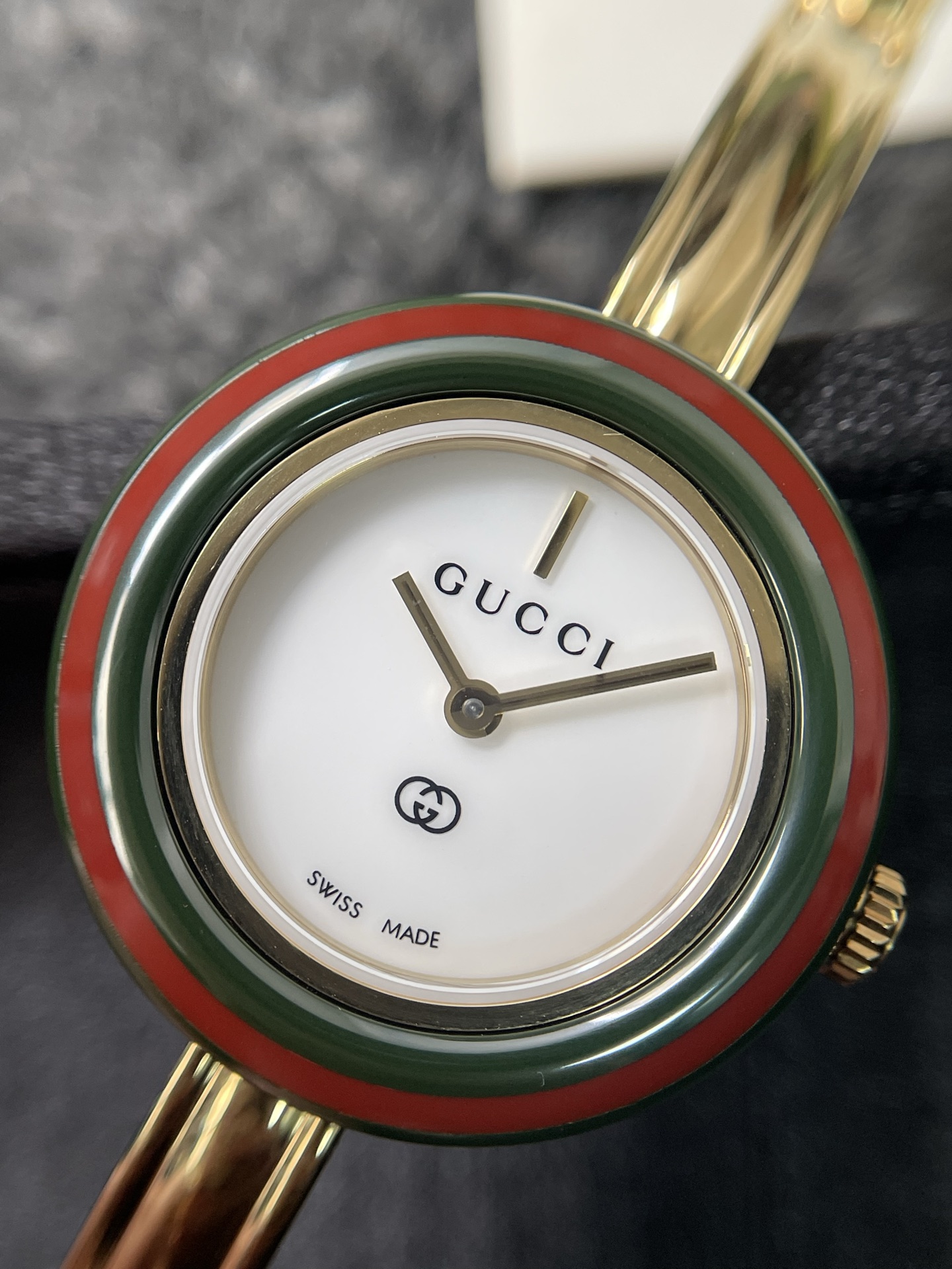 NO:670354,Classic red and green color ceramic bezel. The diameter of the watch is about 27mm. The white dial with golden hands is simple and elegant. It is perfect for daily wear or formal occasions.19860909经典红绿配色陶瓷表圈 表径约27mm 白色表盘配金色指针 简约优雅 日常佩戴 或正式场合都很出彩,,Watch