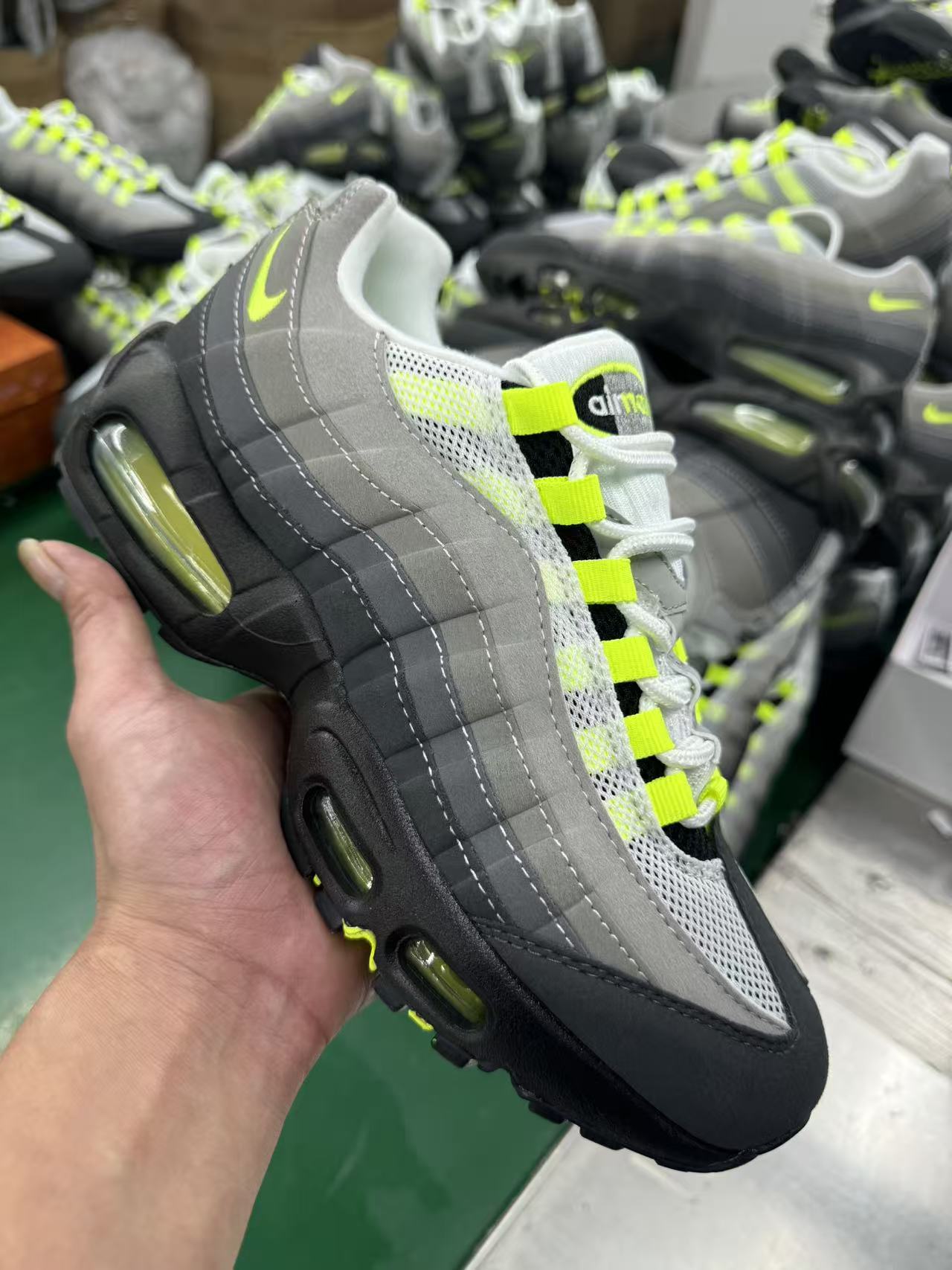 💰240 大气泡荧光黄HM4740-001
公司级😂NIKE AIR MAX 95 OG 耐克 气垫复古慢跑百搭鞋休闲运动鞋
这双鞋采用前脚掌开窗式气垫 这种设计在当时是前所未有的 鞋带孔的设计灵感来自人体肋骨 而鞋底支撑片则模仿了人体脊柱 甚至每个气垫的气压都有详细的标记 这种设计即使在今天看来 依然充满了科技感 
尺码:37.5 38 38.5 39 40 40.5 41 42 42.5 43 44 45 46 47.5
ID:ZFD474-ADH