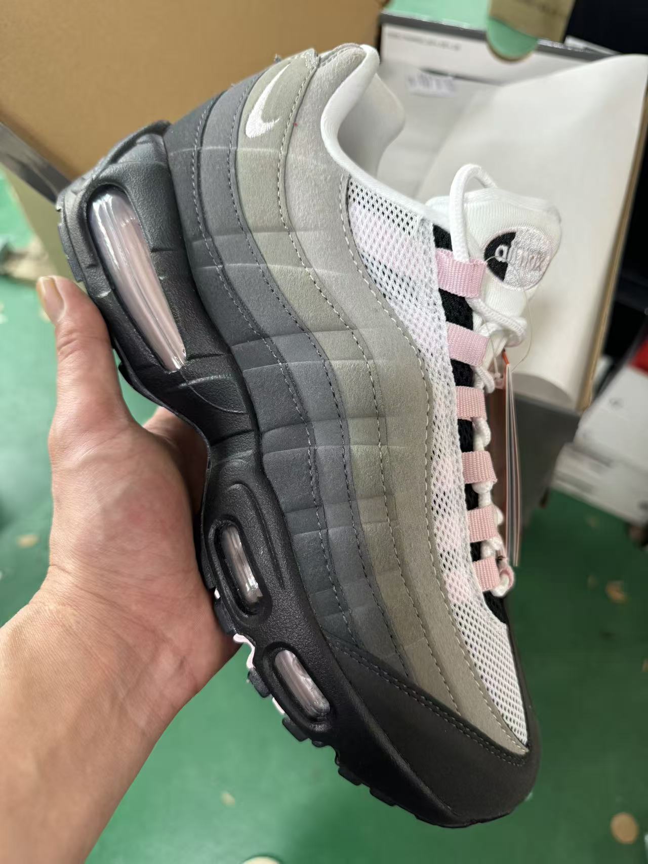 放店💰210 
大气泡灰白浅粉HJ5996-001
公司级✅NIKE AIR MAX 95 SP 耐克 气垫复古慢跑百搭鞋休闲运动鞋
这双鞋采用前脚掌开窗式气垫 这种设计在当时是前所未有的 鞋带孔的设计灵感来自人体肋骨 而鞋底支撑片则模仿了人体脊柱 甚至每个气垫的气压都有详细的标记 这种设计即使在今天看来 依然充满了科技感
尺码:36 36.5 37.5 38 38.5 39 40 40.5 41 42 42.5 43 44 45 46 47.5
ID:ZED474-AJS