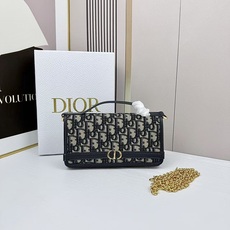 这款高雅的 Cigale 链条手袋是二零二五秋季成衣系列新品,以精巧实用的设计进一步丰富 30 Mont 这款高雅的 Cigale 链条手袋是二零二五秋季成衣系列新品,以精巧实用的设计进一步丰富 30 Mont