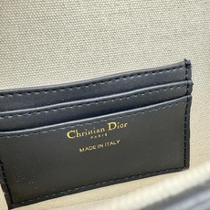这款高雅的 Cigale 链条手袋是二零二五秋季成衣系列新品,以精巧实用的设计进一步丰富 30 Mont 这款高雅的 Cigale 链条手袋是二零二五秋季成衣系列新品,以精巧实用的设计进一步丰富 30 Mont