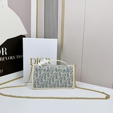 这款高雅的 Cigale 链条手袋是二零二五秋季成衣系列新品,以精巧实用的设计进一步丰富 30 Mont 这款高雅的 Cigale 链条手袋是二零二五秋季成衣系列新品,以精巧实用的设计进一步丰富 30 Mont