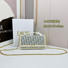 这款高雅的 Cigale 链条手袋是二零二五秋季成衣系列新品,以精巧实用的设计进一步丰富 30 Mont 这款高雅的 Cigale 链条手袋是二零二五秋季成衣系列新品,以精巧实用的设计进一步丰富 30 Mont