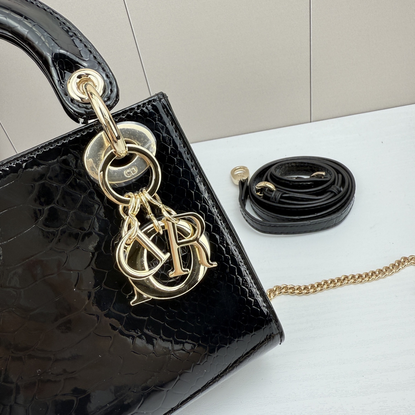 迪奥戴妃亮面鳄鱼🐊 鳄鱼戴妃不自觉的流露出富贵感这高级质感亮面搭配金扣富贵感拉满了，生人勿近尺寸:17×