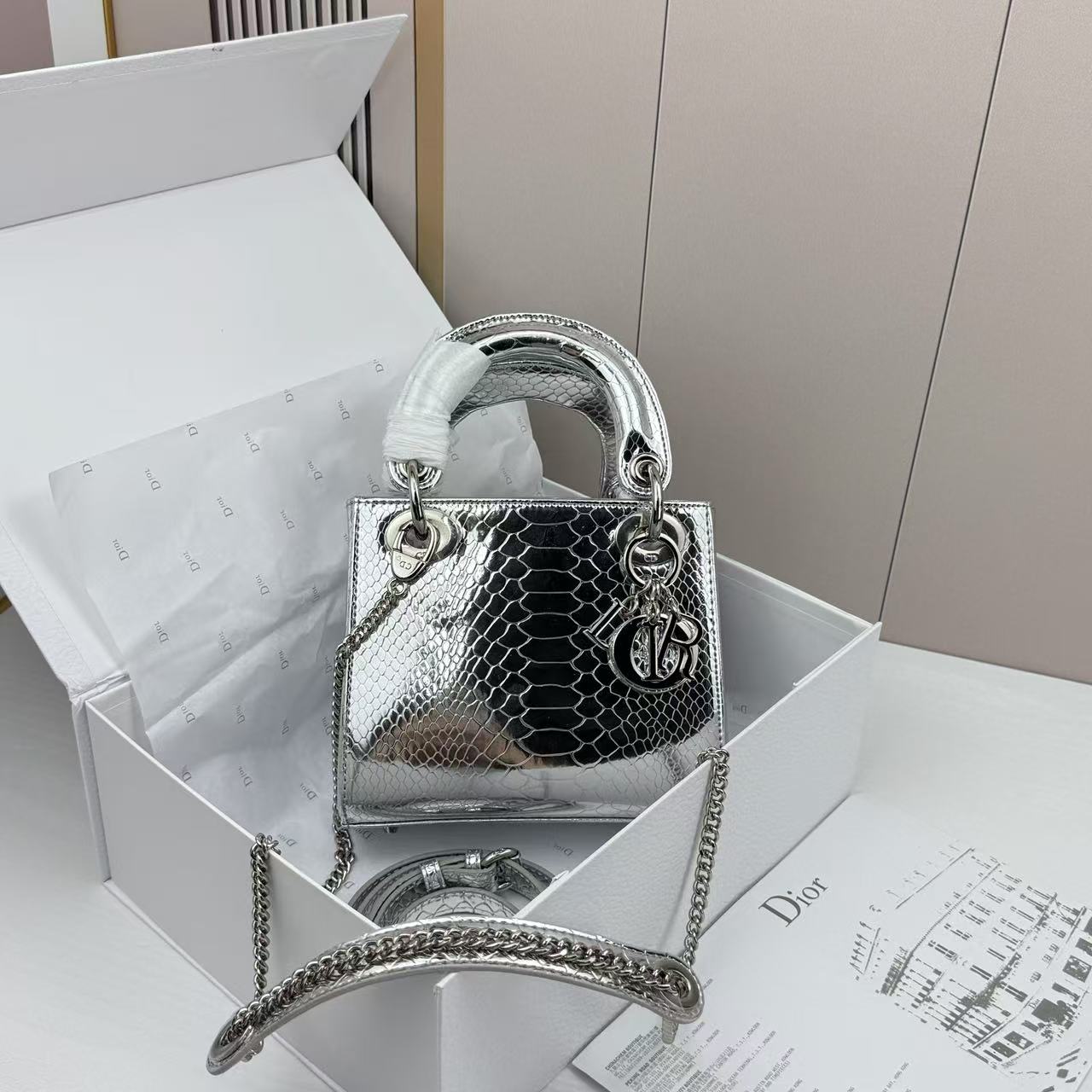 迪奥戴妃亮面鳄鱼🐊 鳄鱼戴妃不自觉的流露出富贵感这高级质感亮面搭配金扣富贵感拉满了，生人勿近尺寸:17×