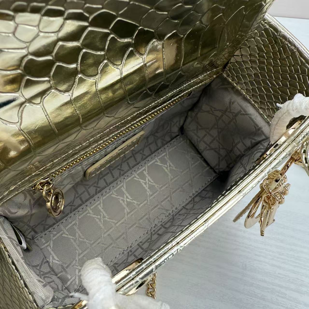 迪奥戴妃亮面鳄鱼🐊 鳄鱼戴妃不自觉的流露出富贵感这高级质感亮面搭配金扣富贵感拉满了，生人勿近尺寸:17×