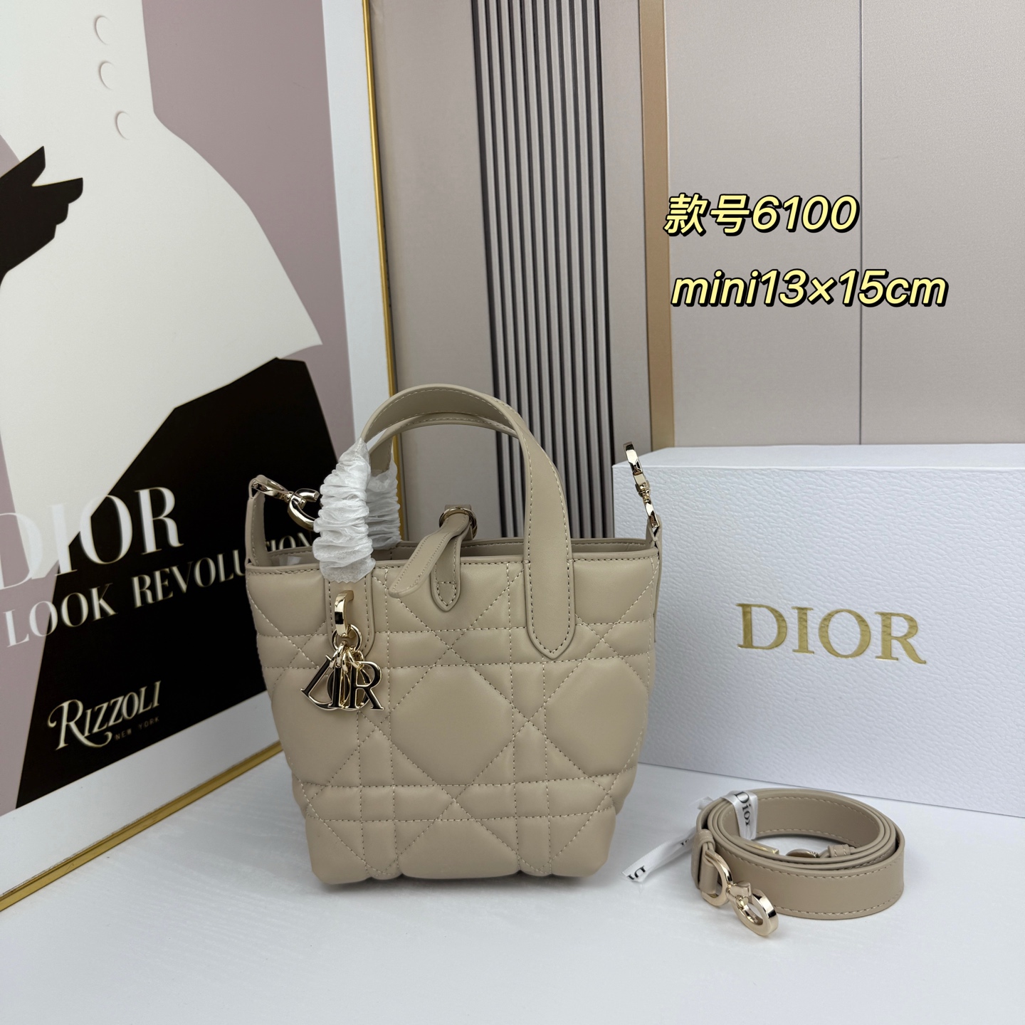 miniDior Toujours 竖版手袋时尚实用，别具一格。采用胭脂米色牛皮革精心制作，饰以超大藤格