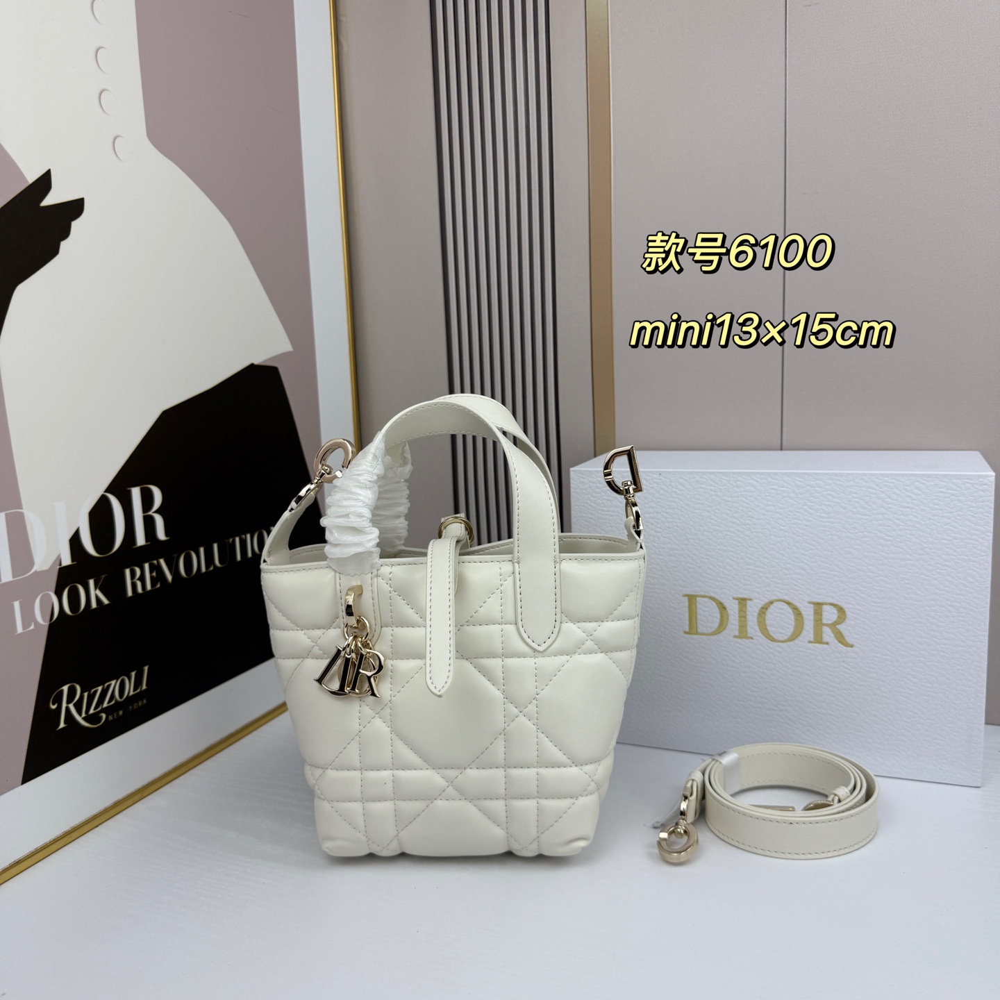 miniDior Toujours 竖版手袋时尚实用，别具一格。采用胭脂米色牛皮革精心制作，饰以超大藤格