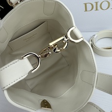 miniDior Toujours 竖版手袋时尚实用,别具一格。采用胭脂米色牛皮革精心制作,饰以超大藤格 miniDior Toujours 竖版手袋时尚实用,别具一格。采用胭脂米色牛皮革精心制作,饰以超大藤格
