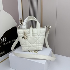 miniDior Toujours 竖版手袋时尚实用,别具一格。采用胭脂米色牛皮革精心制作,饰以超大藤格 miniDior Toujours 竖版手袋时尚实用,别具一格。采用胭脂米色牛皮革精心制作,饰以超大藤格