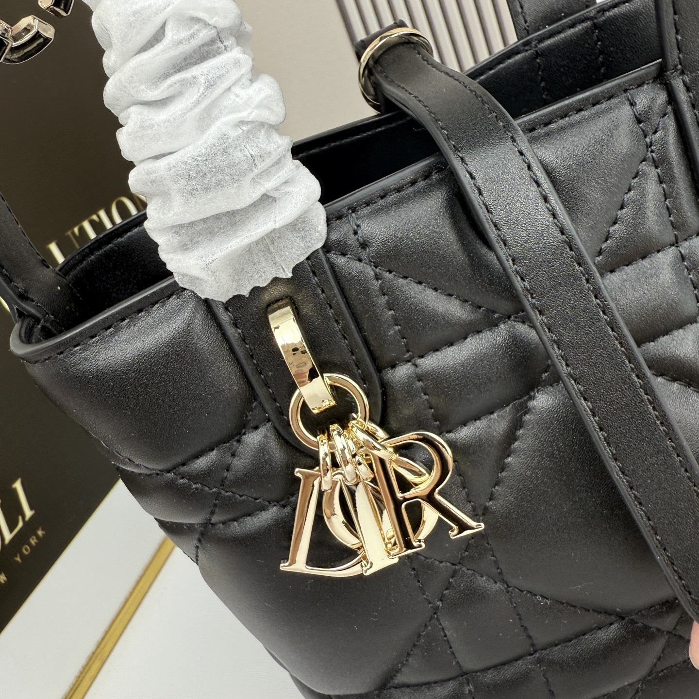 miniDior Toujours 竖版手袋时尚实用，别具一格。采用胭脂米色牛皮革精心制作，饰以超大藤格