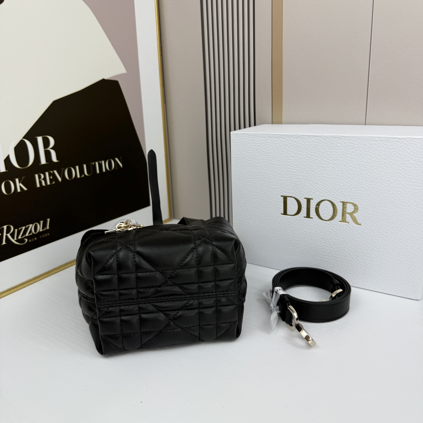 miniDior Toujours 竖版手袋时尚实用，别具一格。采用胭脂米色牛皮革精心制作，饰以超大藤格