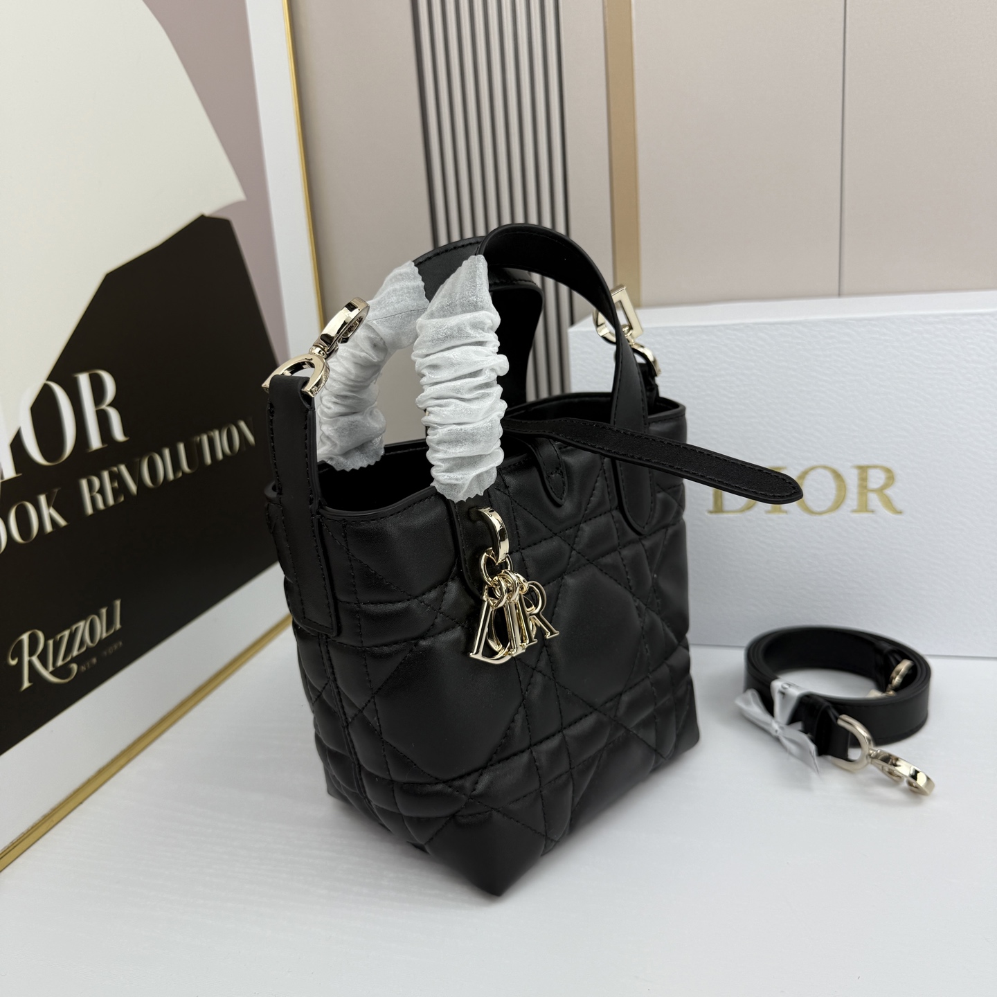 miniDior Toujours 竖版手袋时尚实用，别具一格。采用胭脂米色牛皮革精心制作，饰以超大藤格