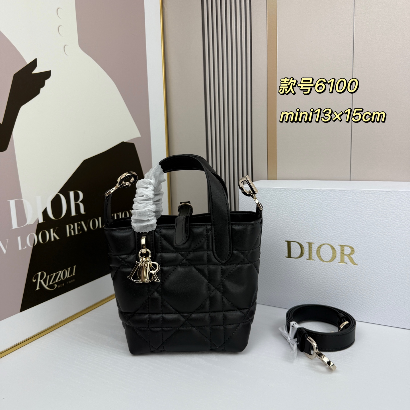 miniDior Toujours 竖版手袋时尚实用，别具一格。采用胭脂米色牛皮革精心制作，饰以超大藤格