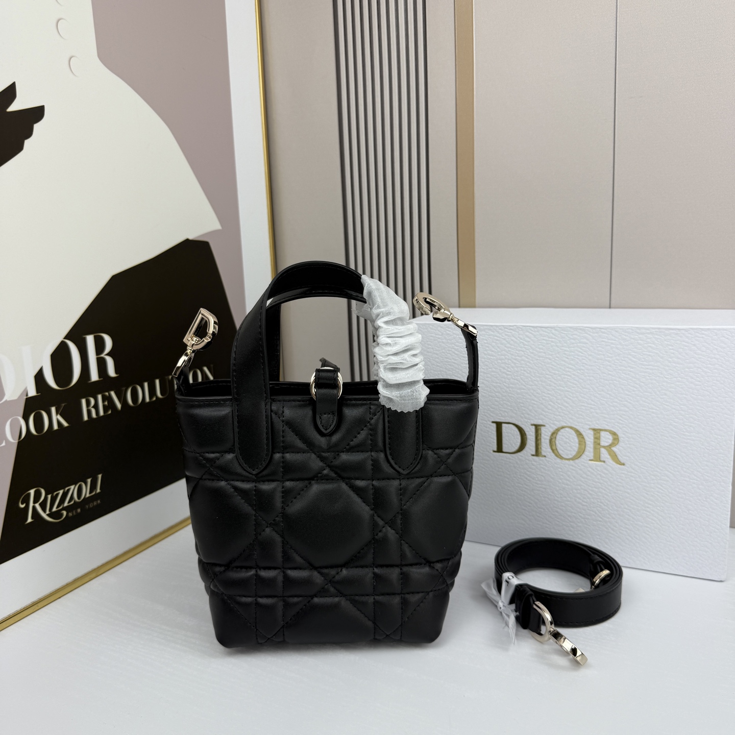 miniDior Toujours 竖版手袋时尚实用，别具一格。采用胭脂米色牛皮革精心制作，饰以超大藤格