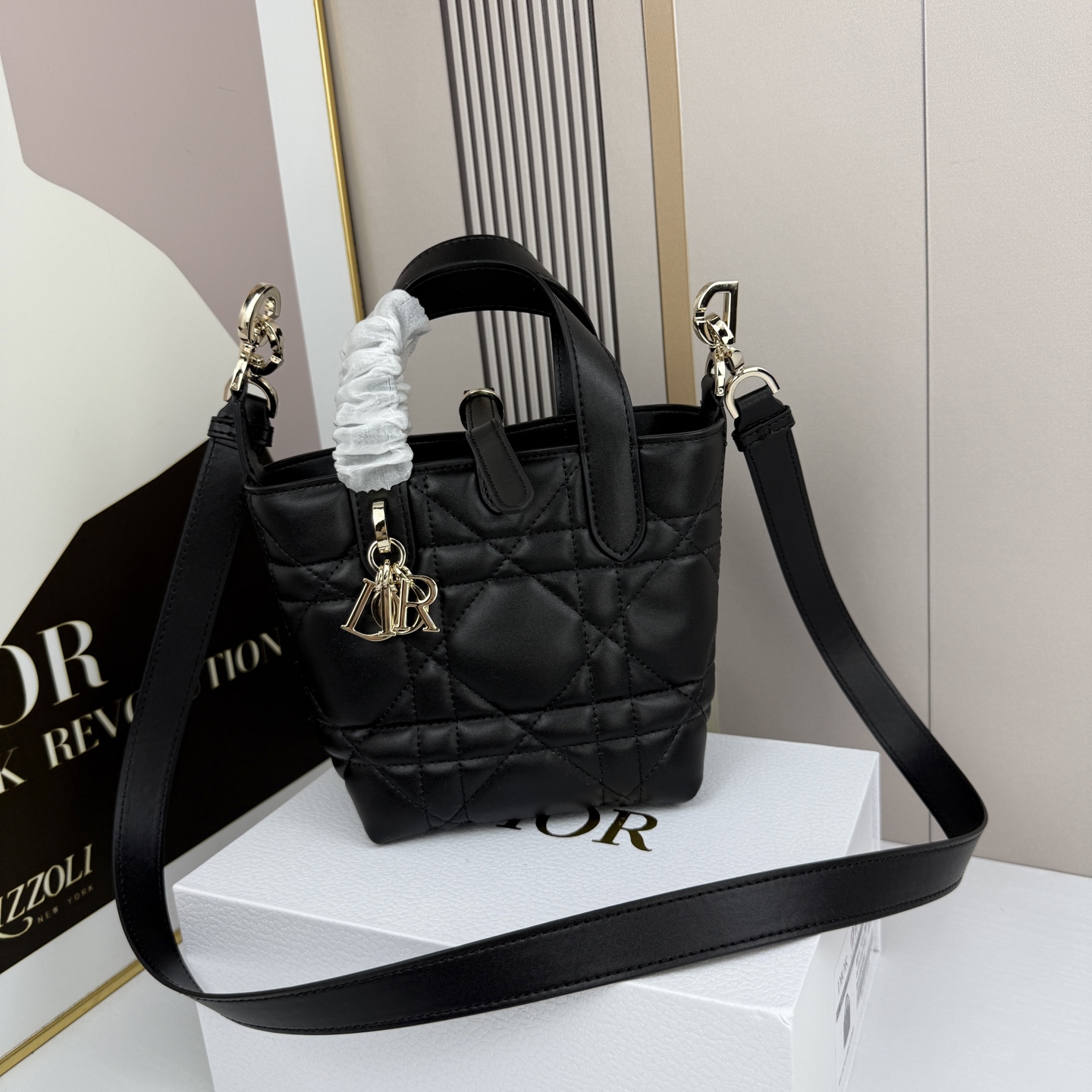 miniDior Toujours 竖版手袋时尚实用，别具一格。采用胭脂米色牛皮革精心制作，饰以超大藤格