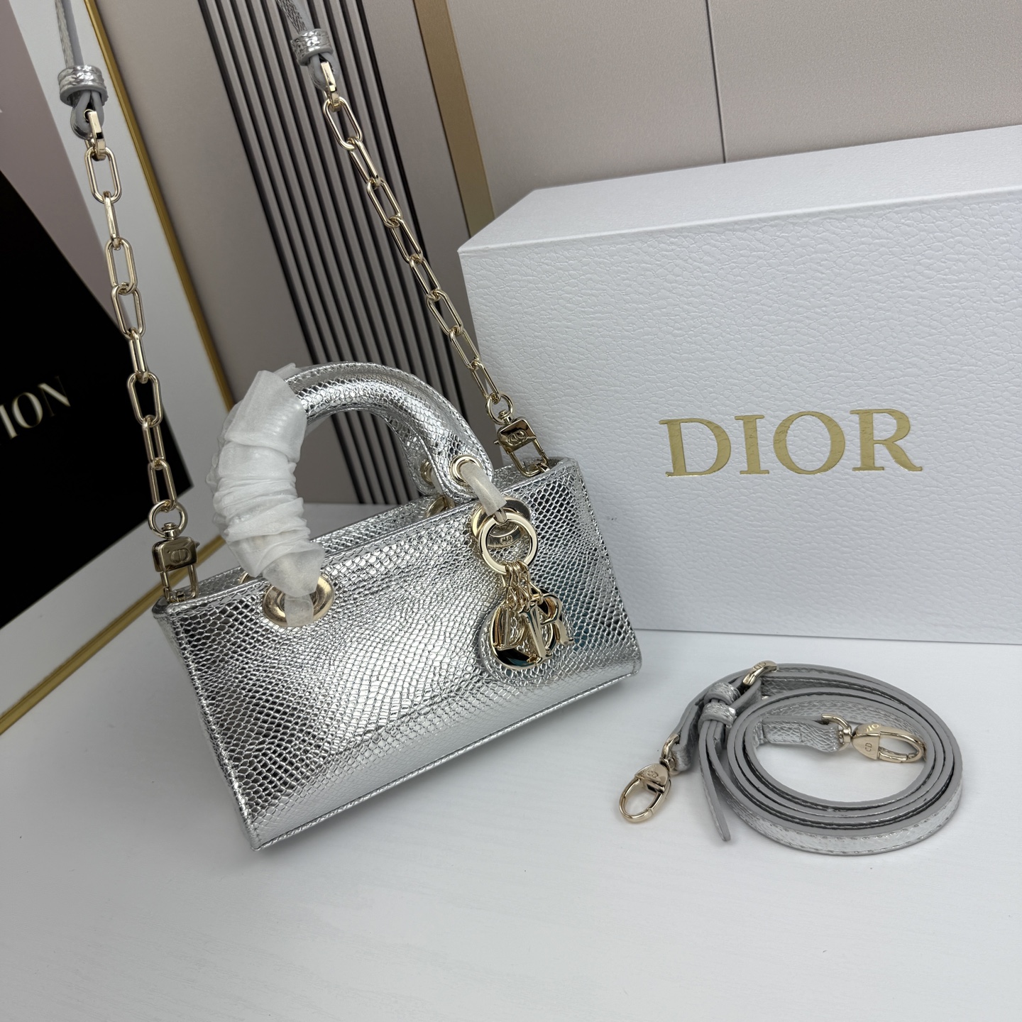 横版mini迪奥Dior 蜥蜴纹戴妃包🖤经典配色超级百搭比较稀有的皮质，搭配超级洋气🫧尺寸17.14