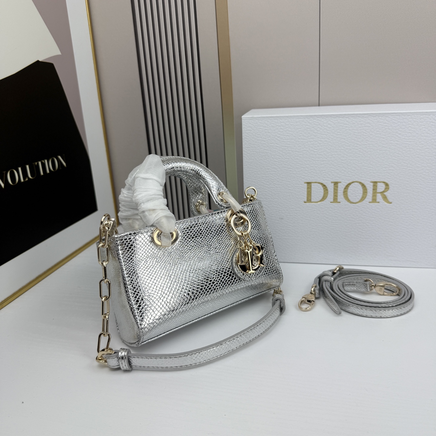 横版mini迪奥Dior 蜥蜴纹戴妃包🖤经典配色超级百搭比较稀有的皮质，搭配超级洋气🫧尺寸17.14