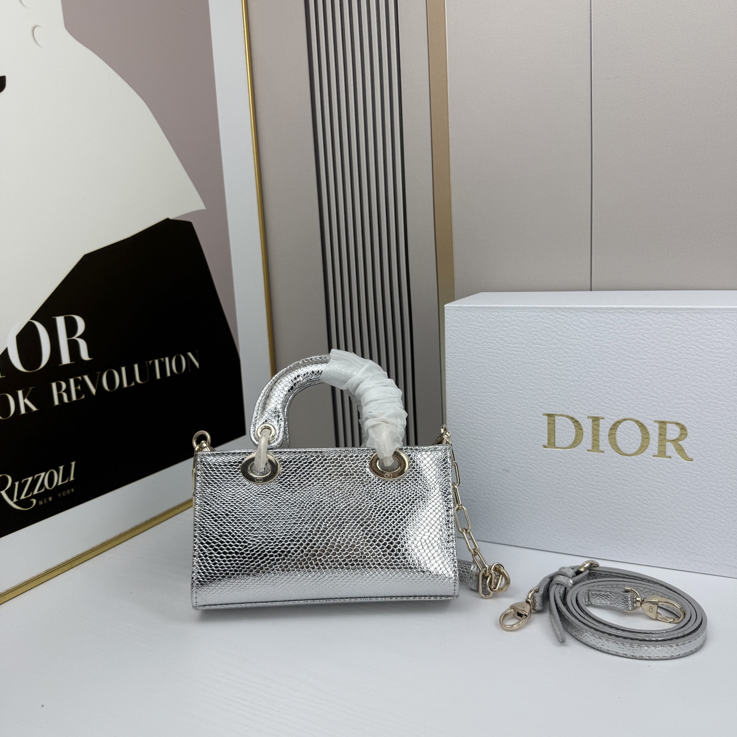 横版mini迪奥Dior 蜥蜴纹戴妃包🖤经典配色超级百搭比较稀有的皮质，搭配超级洋气🫧尺寸17.14
