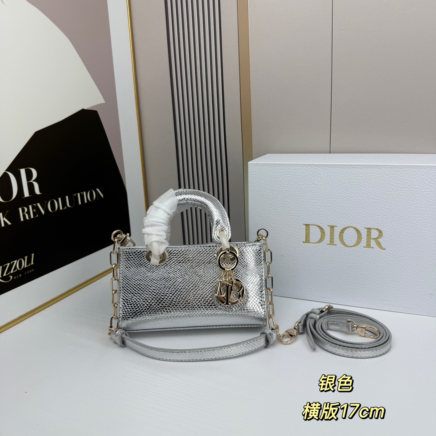 横版mini迪奥Dior 蜥蜴纹戴妃包🖤经典配色超级百搭比较稀有的皮质，搭配超级洋气🫧尺寸17.14