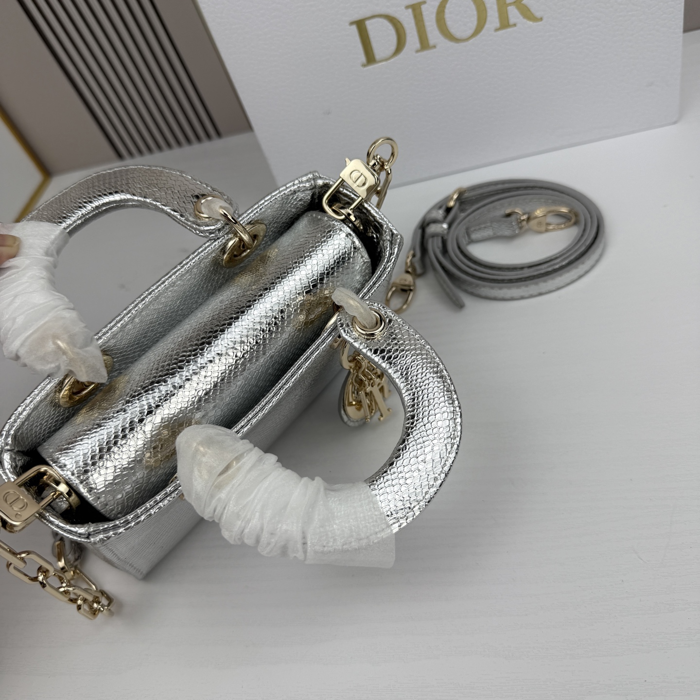 横版mini迪奥Dior 蜥蜴纹戴妃包🖤经典配色超级百搭比较稀有的皮质，搭配超级洋气🫧尺寸17.14